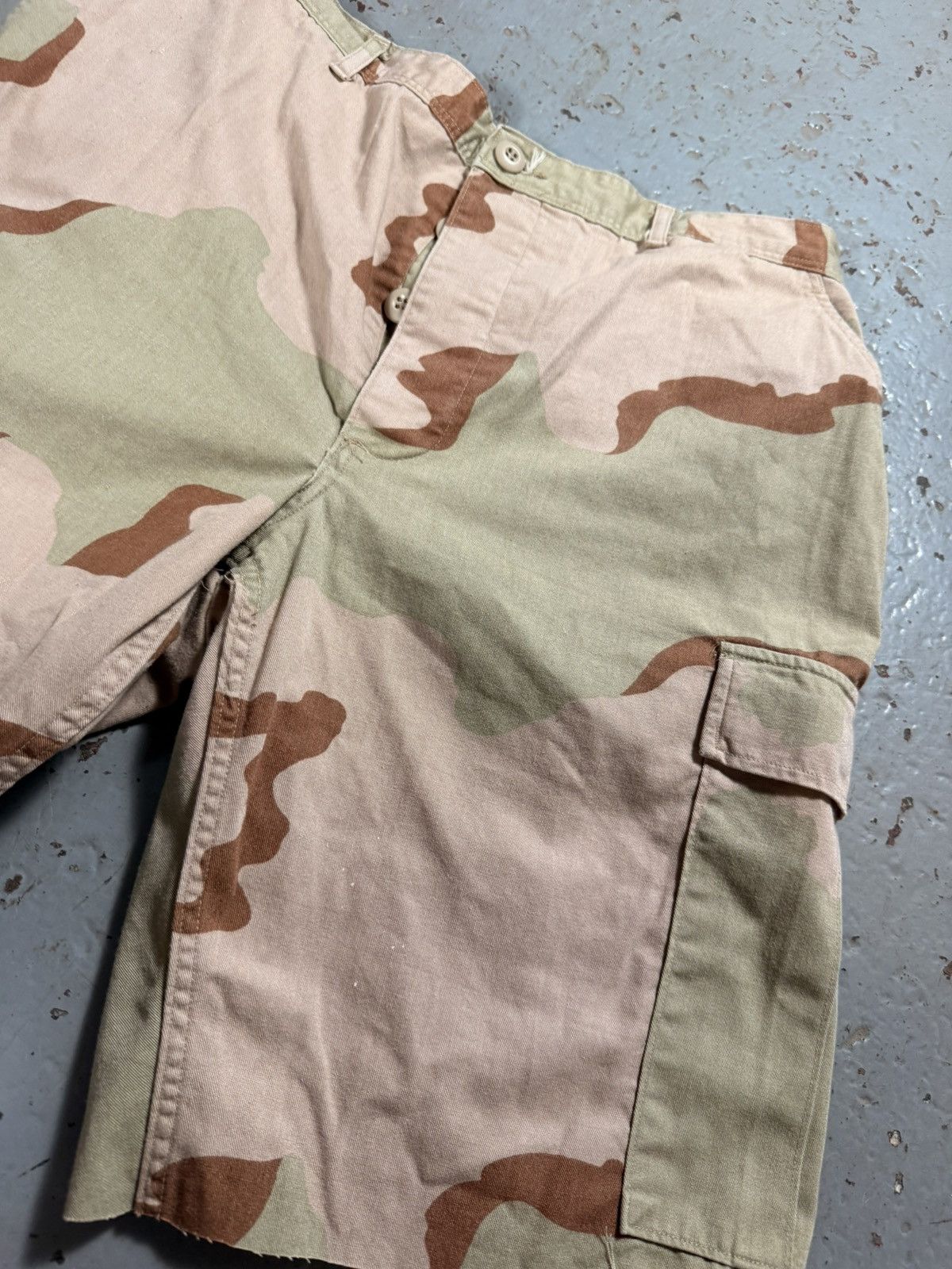Other Vintage Army Camo Cropped Cargo Shorts Size US 34 / EU 50 - 2 Thumbnail