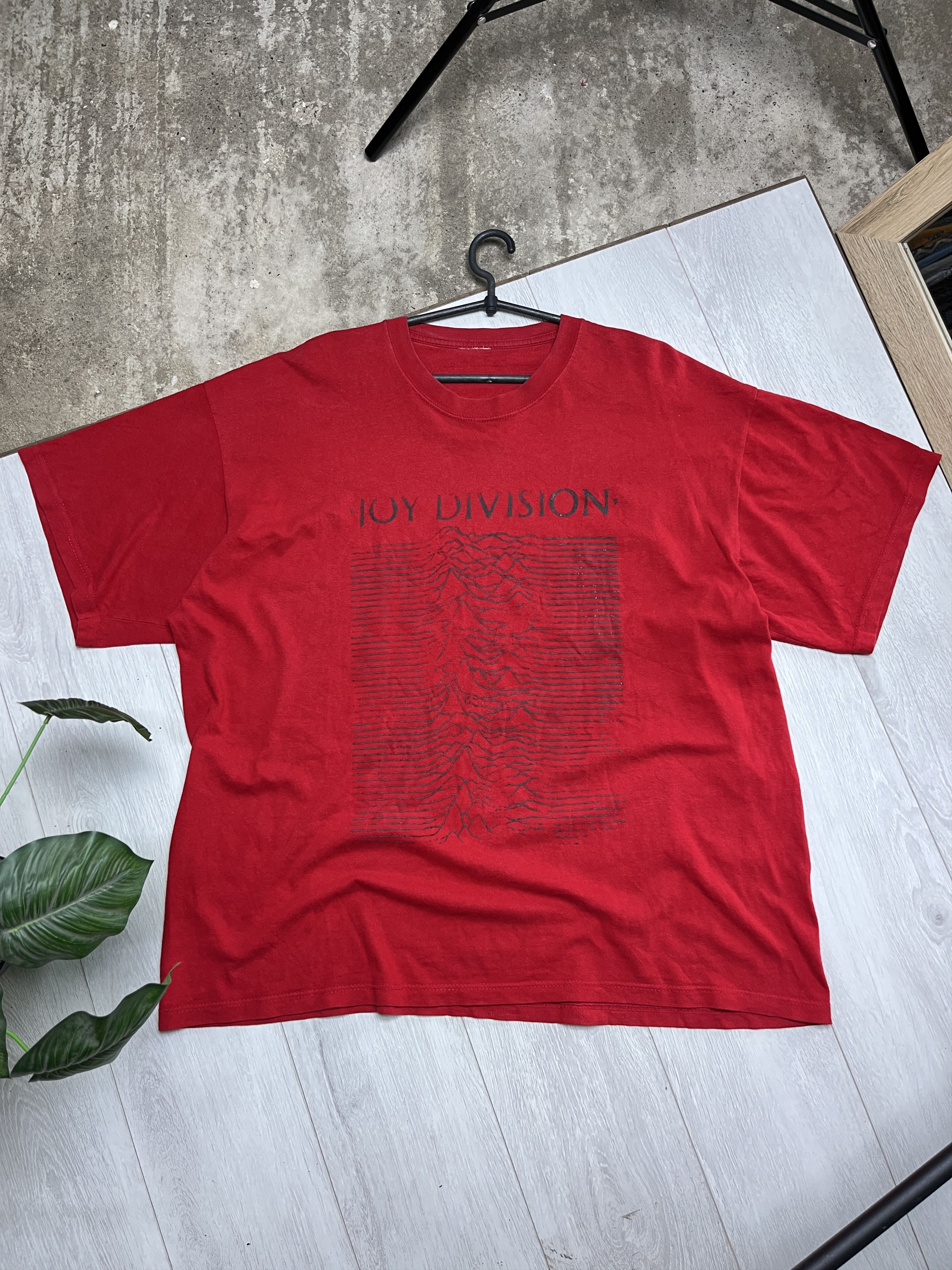 Vintage 2000s JOY DIVISION "UNKNOWN PLEASURES" RED GRAPHIC TEE - 833 Size US XXL / EU 58 / 5 - 1 Thumbnail