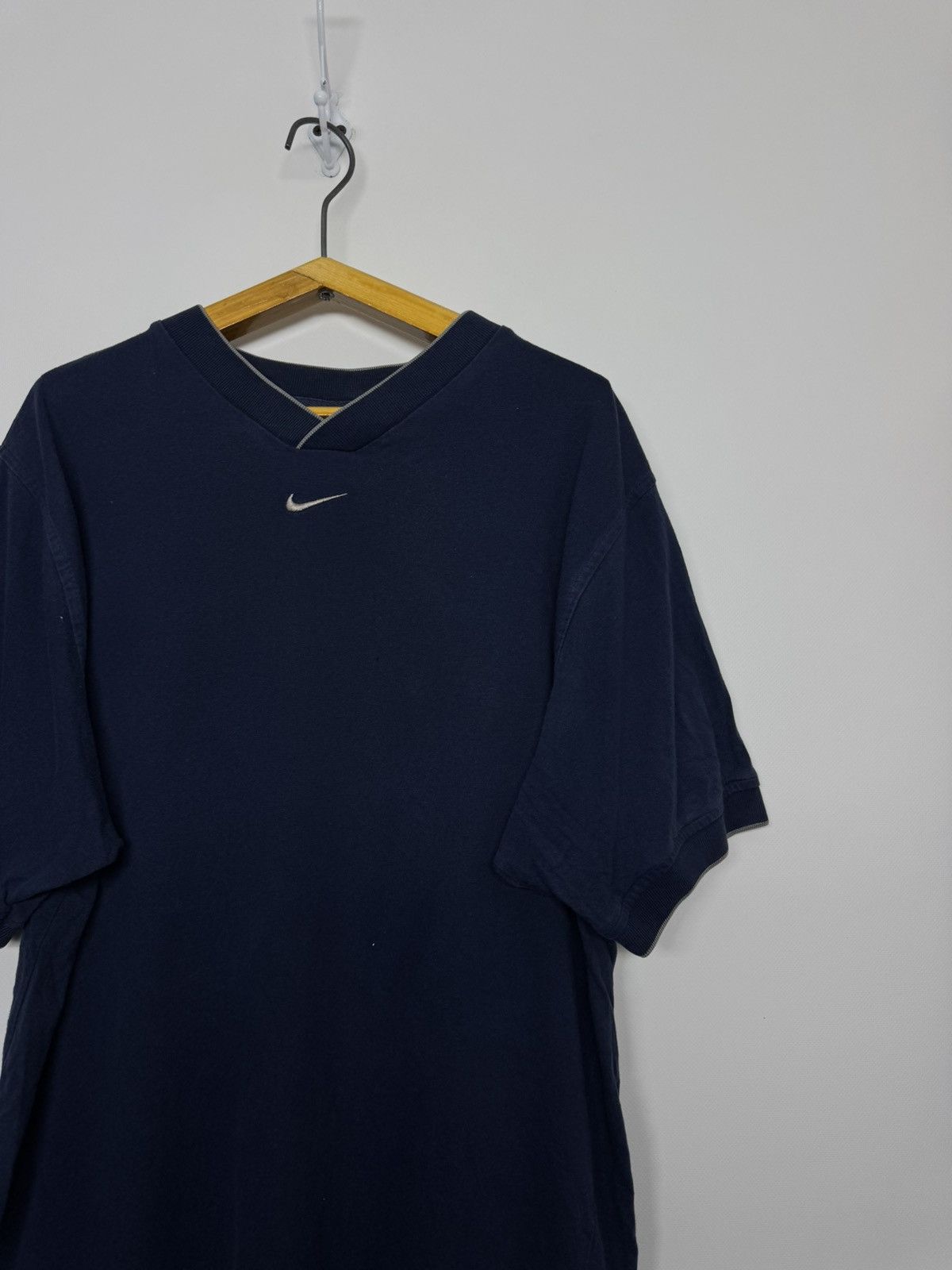 Nike Vintage Y2k Nike swoosh streetwear center logo tee Size US M / EU 48-50 / 2 - 5 Thumbnail