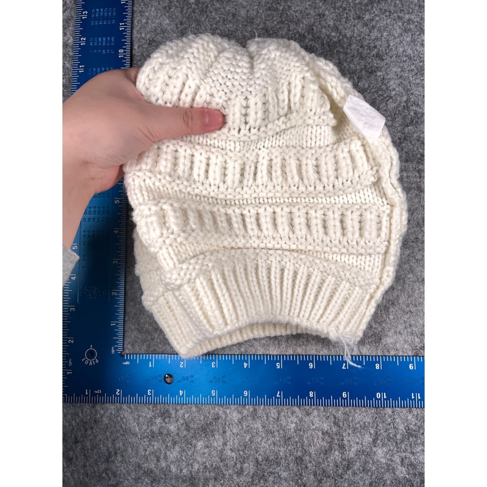 Vintage Gertex Women’s White Striped Knit Beanie Toque One Size Acrylic Faux Fur Pom Outdoor Size ONE SIZE - 6 Thumbnail