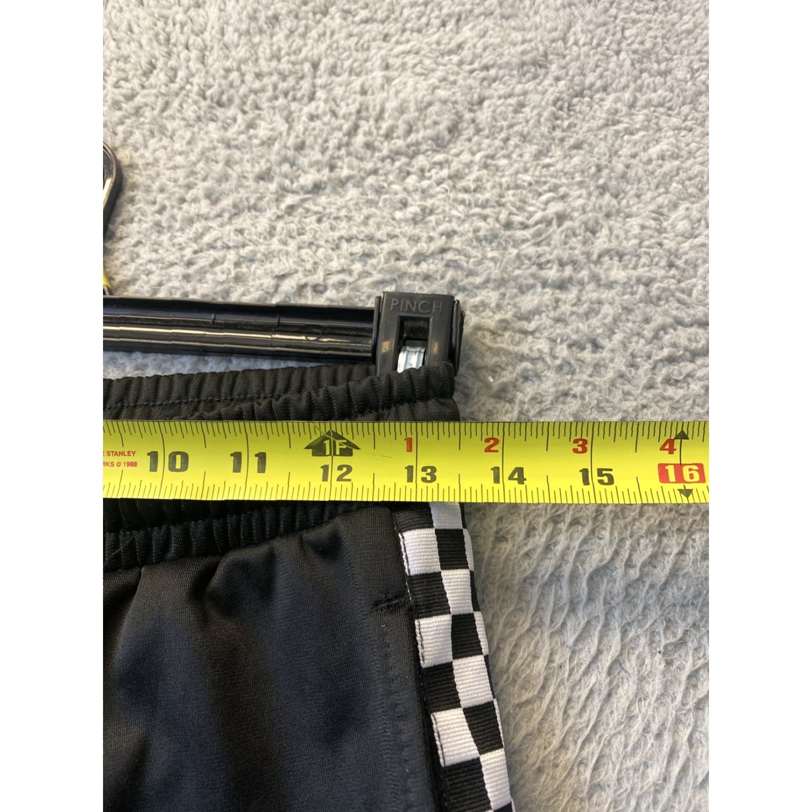 Vans Vans Therma Fit Mens XS KO Fleece Sweatpants black/gray Wide Leg Sweatpants Athletic Pants Regular Fit Boys? Womens? No—Men. Size US 27 - 6 Thumbnail