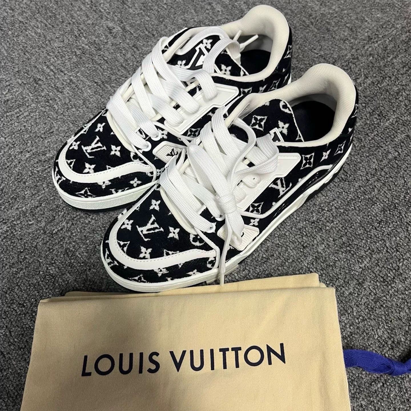 Louis Vuitton Louis Vuitton Black White Low-Top Sneakers Size US 4 / IT 34 - 1 Thumbnail