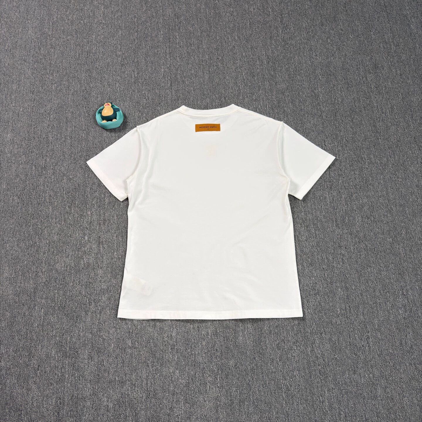 Louis Vuitton Louis Vuitton embossed monogram white SS L near new Size US L / EU 52-54 / 3 - 2 Thumbnail