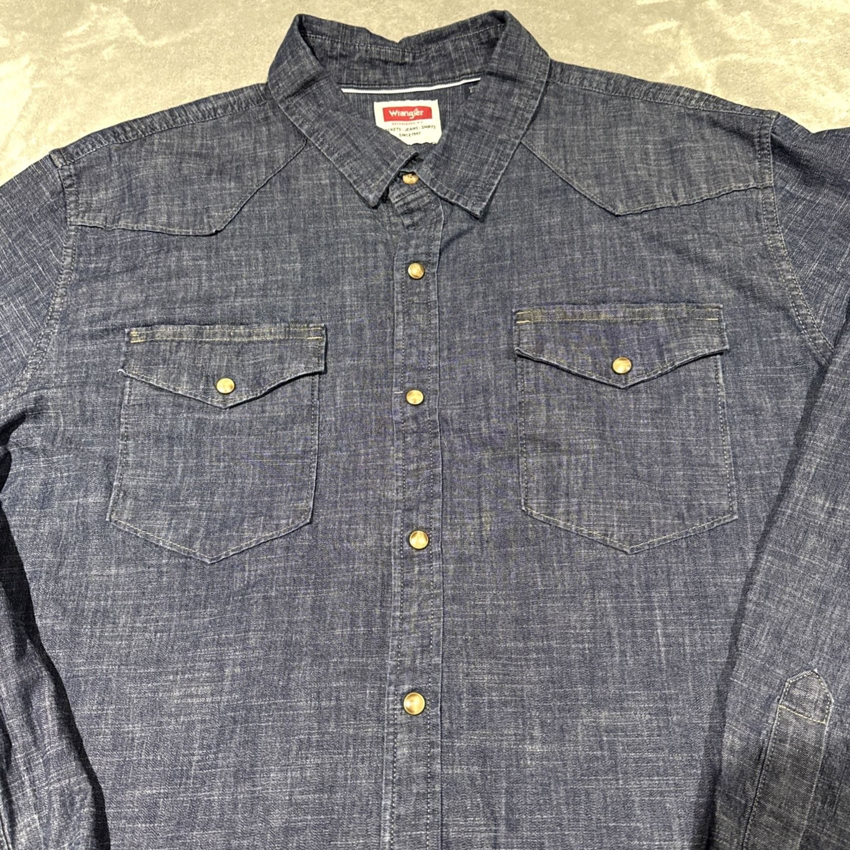 Wrangler Wrangler Shirt Men’s Denim Blue 2XL Long Sleeve Button-Up Pearl Snap Western casual workwear Hand pockets Regular USA Bolt denim blue 2XL Mens Shirt Size US XXL / EU 58 / 5 - 2 Thumbnail