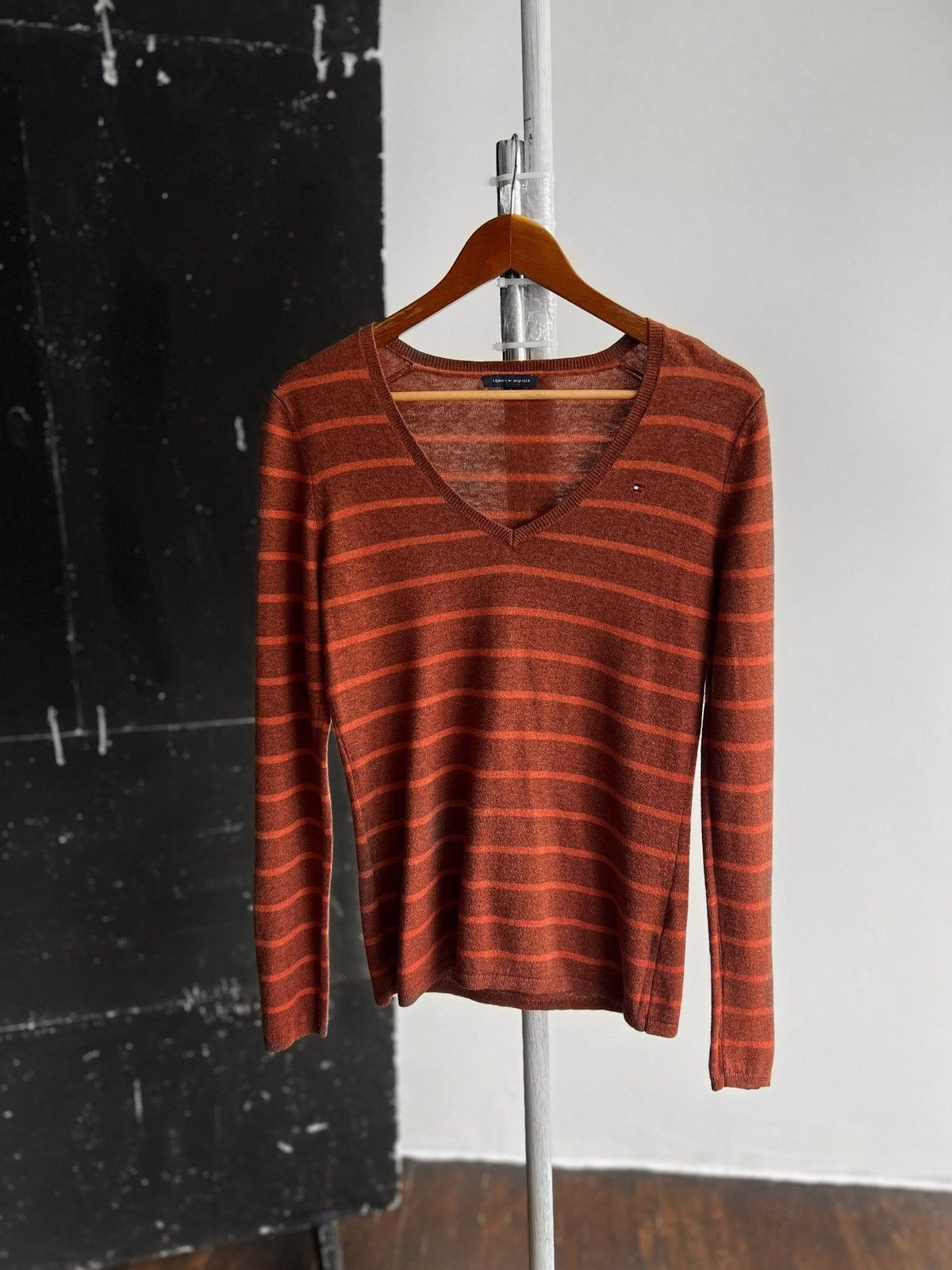 Designer × Tommy Hilfiger Tommy Hilfiger Womens Striped Long Sleeve V-Neck Jumper Size S / US 4 / IT 40 - 1 Thumbnail