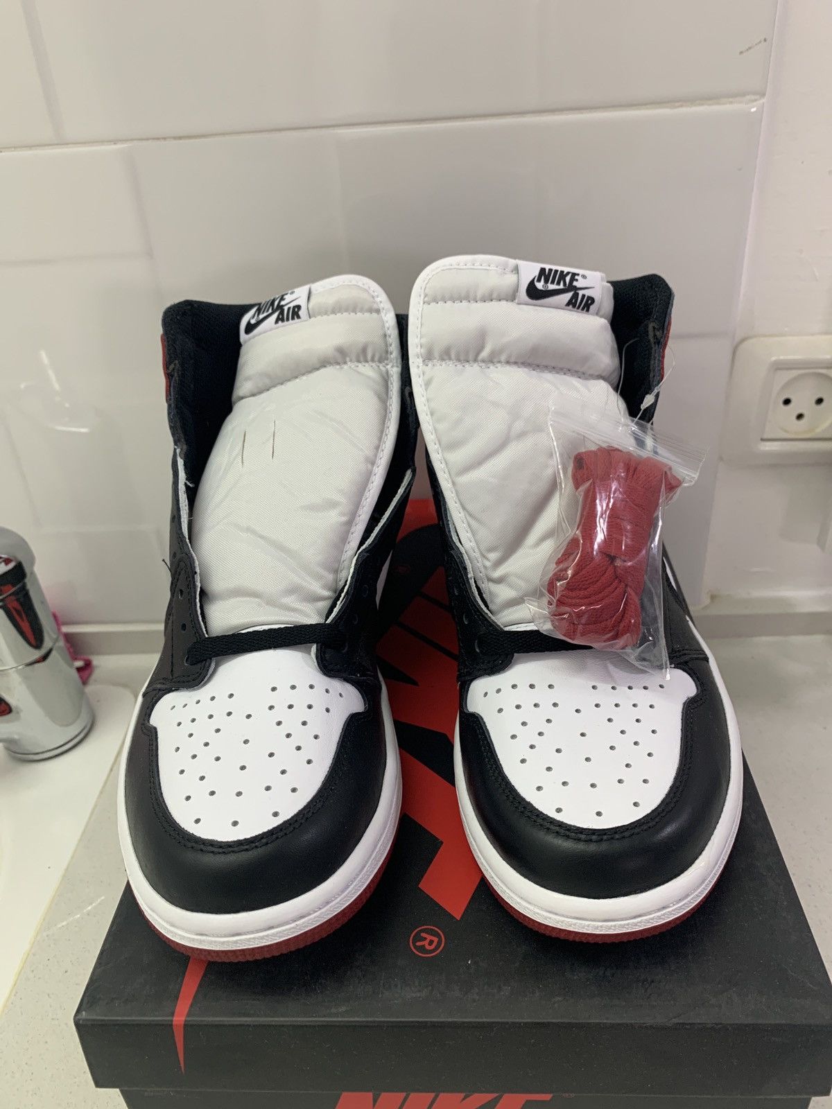 Jordan Brand Jordan 1 Retro Black Toe (2016) Size US 9 / EU 42 - 4 Thumbnail