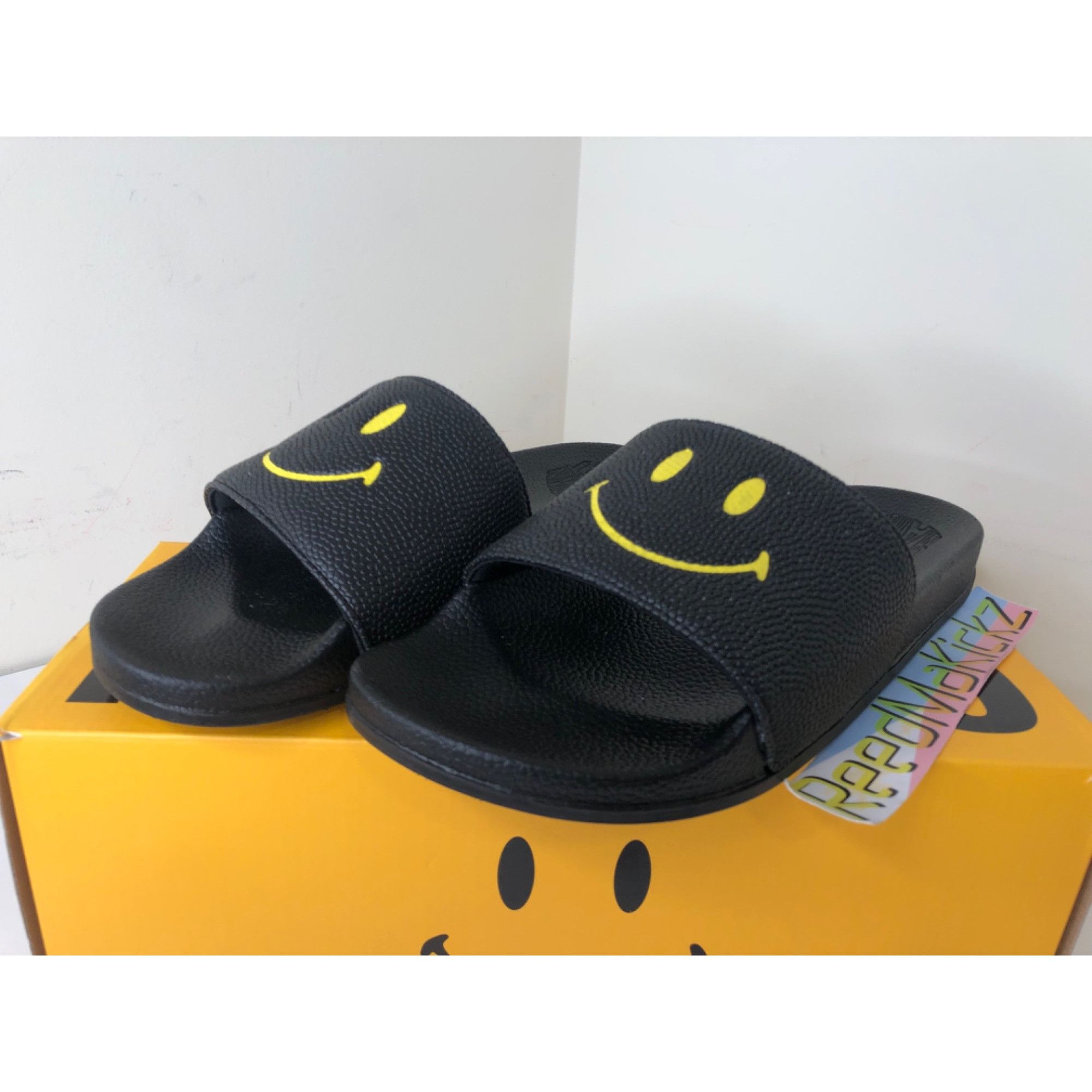 Market Chinatown Market Slides Smiley Black Yellow mens 10us Size US 10 / EU 43 - 2 Thumbnail