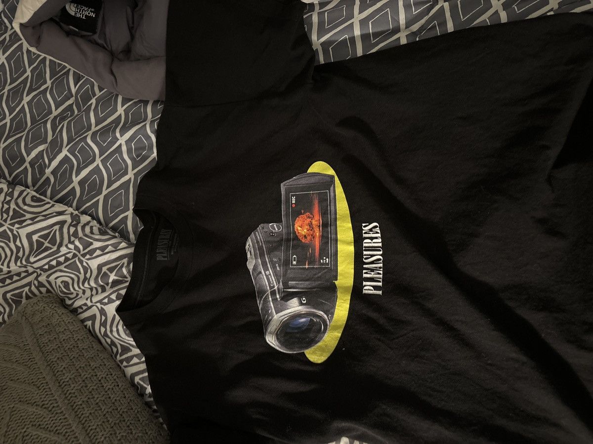 Pleasures Pleasures camera t shirt Size US L / EU 52-54 / 3 - 1 Thumbnail