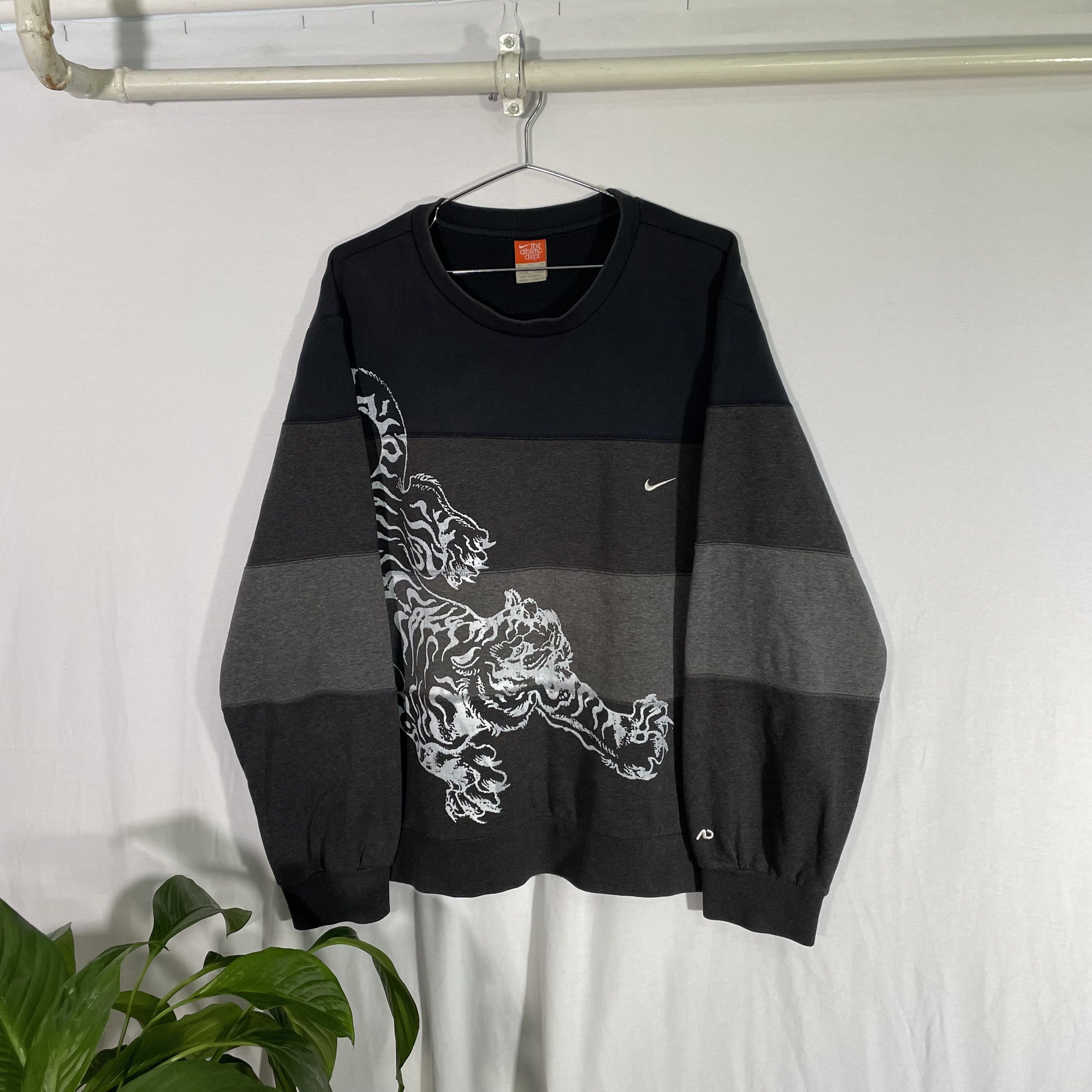 Nike Vintage Custom Nike Tiger Sweatshirt art grunge opium y2k Size US XL / EU 56 / 4 - 1 Thumbnail