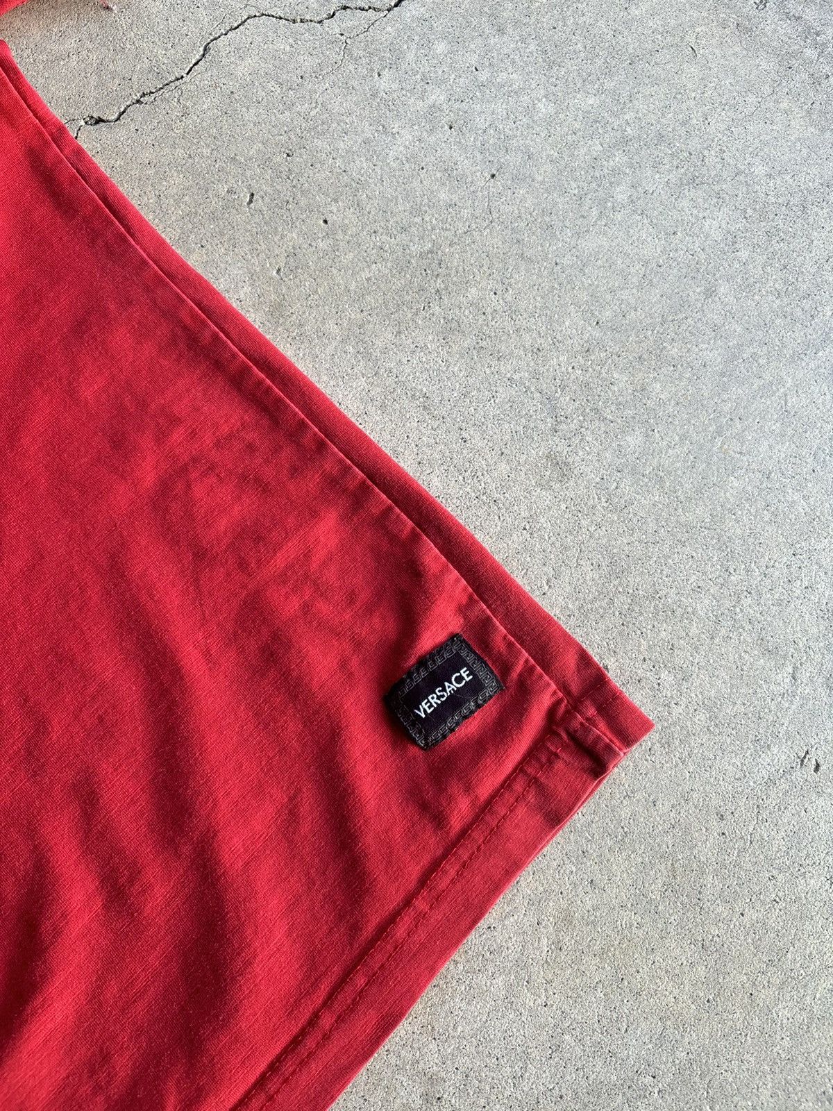 Vintage Crazy 90s Versace Big Logo Essential Red Boxy Grail Tee Size US M / EU 48-50 / 2 - 4 Thumbnail