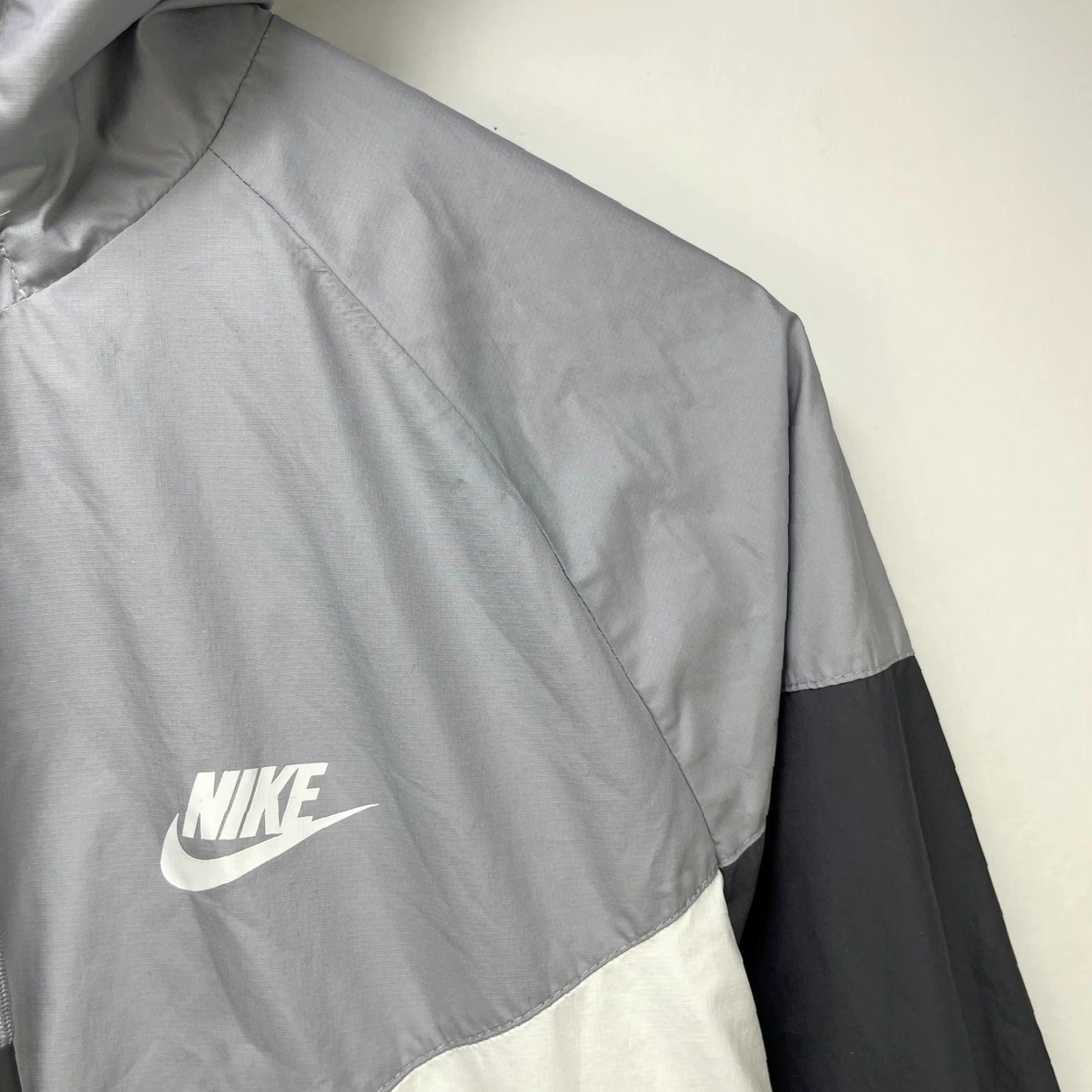 Nike VINTAGE Nike Y2K Hooded Windbreaker Full Zip Jacket M White Mens Windbreaker Nike Shirt Size US M / EU 48-50 / 2 - 3 Thumbnail