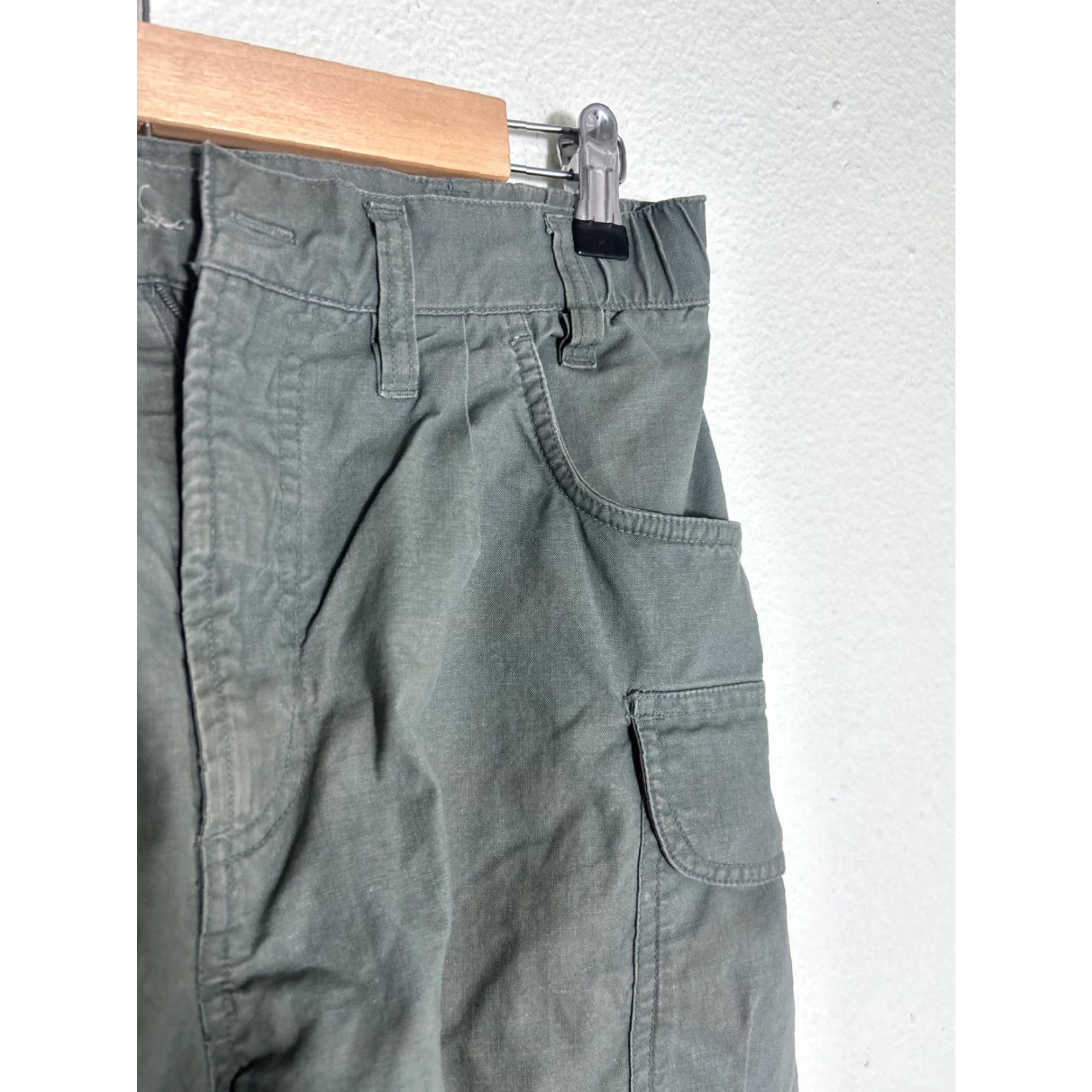 Olive Columbia Cargo Shorts Womens Small Olive Green 28x8 Regular Flaw Missing Button Mens? Size 28" / US 6 / IT 42 - 4 Thumbnail