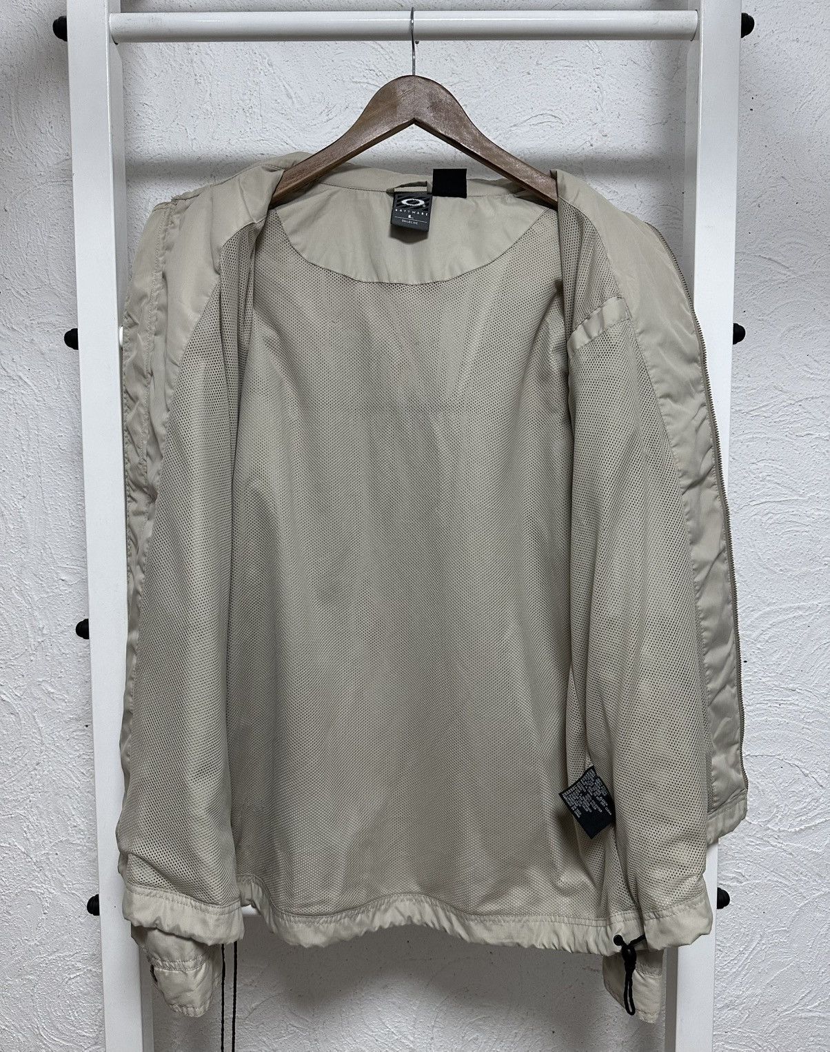 Oakley Vintage Oakley Windbreaker Jacket Size L Y2K Style Size US L / EU 52-54 / 3 - 7 Thumbnail