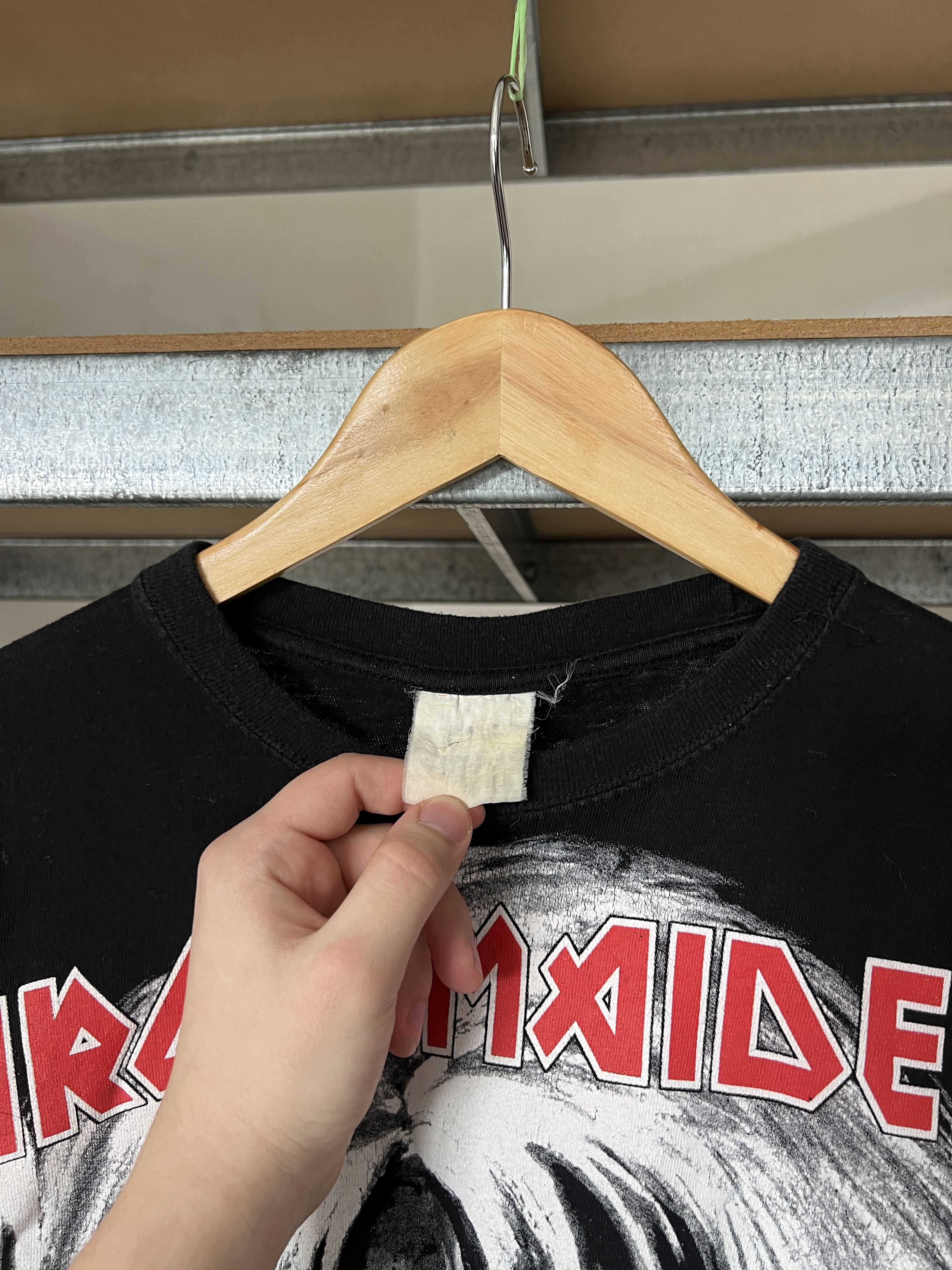 Band Tees Vintage 90s Iron Maiden Rock band 1982 T-shirt Size US M / EU 48-50 / 2 - 3 Thumbnail