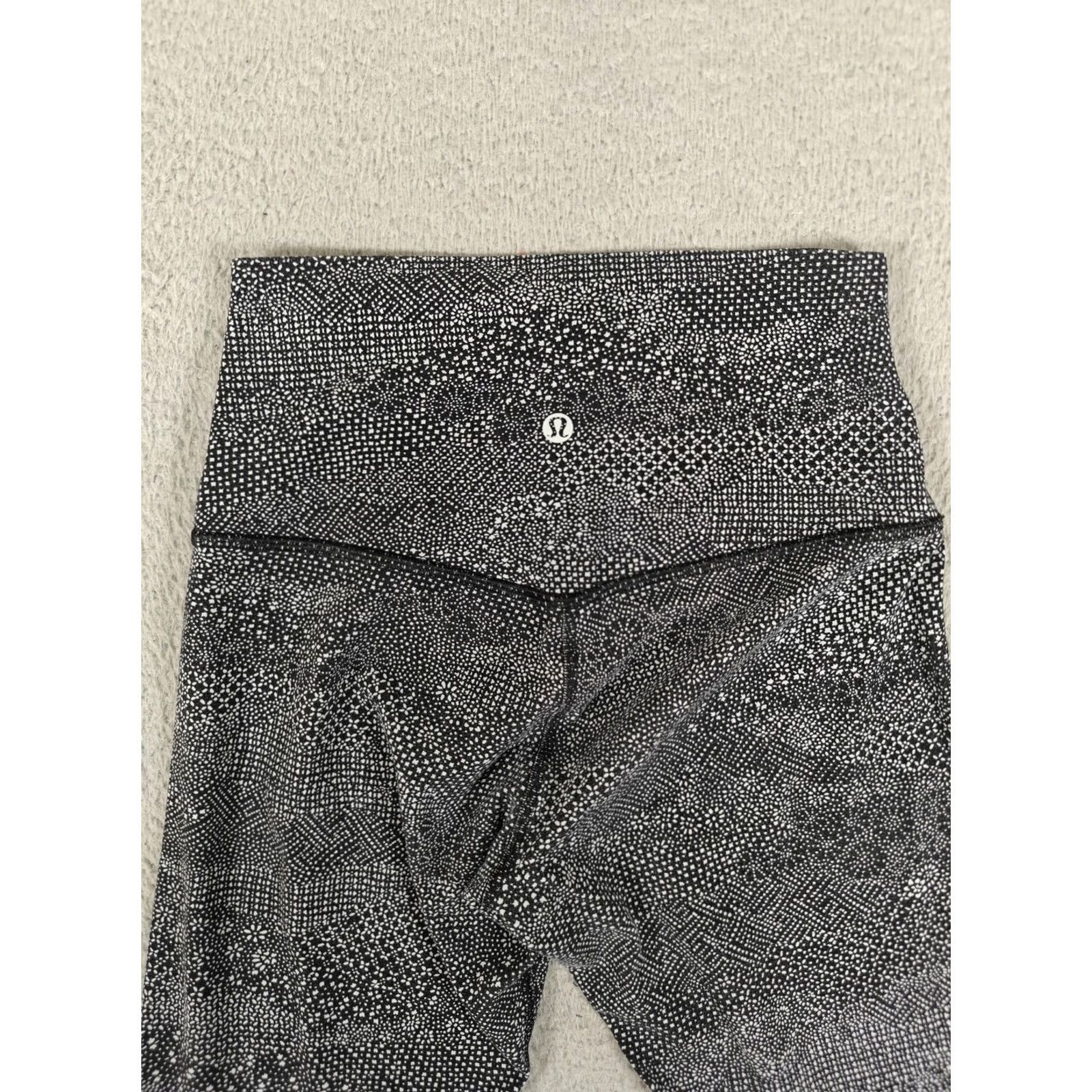 Lululemon VINTAGE Lululemon Pants Womens 4 Black White Speckle High Rise Leggings Yoga LW5BLS Size 27" / US 4 / IT 40 - 4 Thumbnail