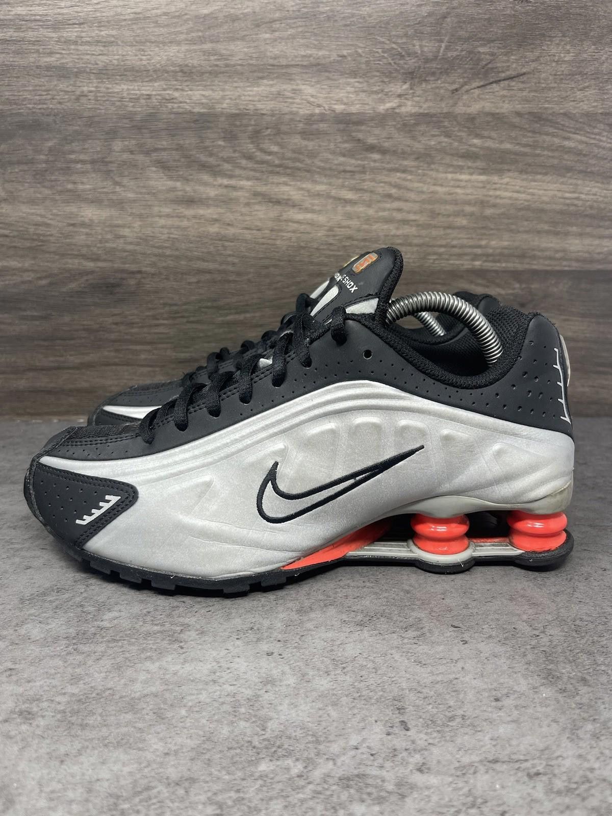 Nike Nike SHOX CLASSIC II White / Silver 309643-110. Size 7Y  display picture 3