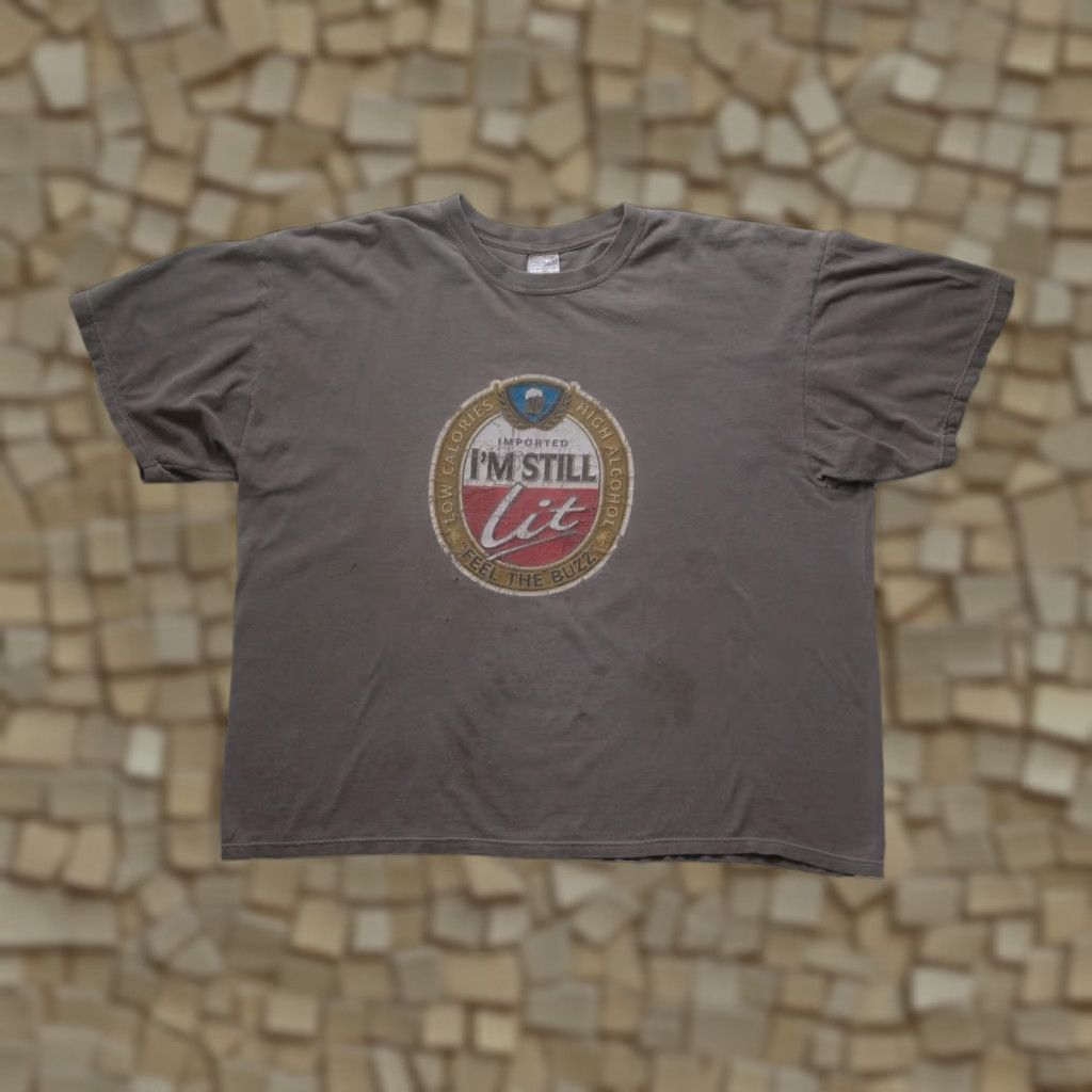 Gildan VINTAGE Amstel Beer Gildan 2XL T-Shirt Brown Graphic 90s Y2K Funny Im Still Lit Mens Shirt Size US XXL / EU 58 / 5 - 1 Thumbnail