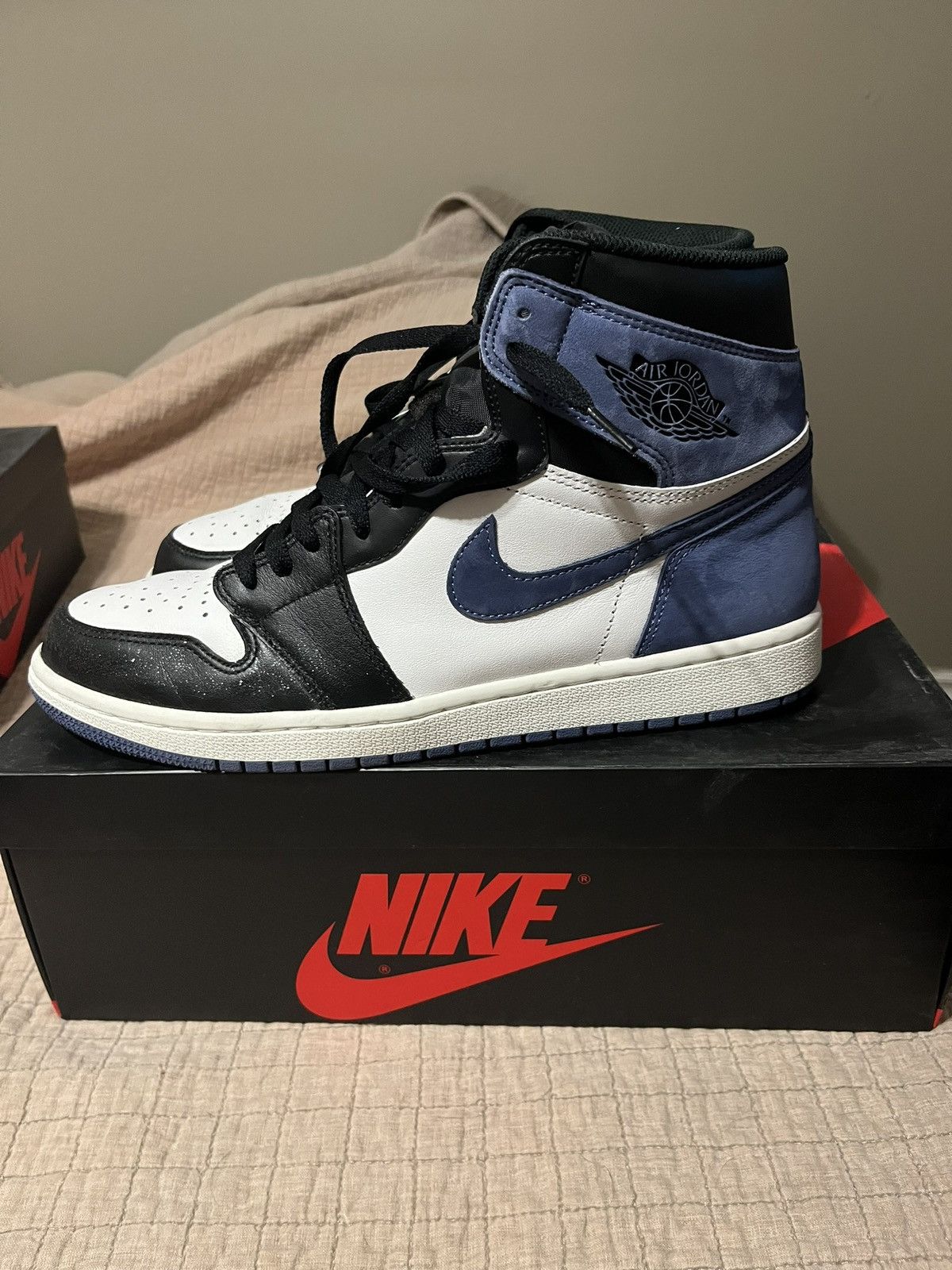 靴 Nike Air Jordan 1 Retro High \"Blue Moon\" GS) Air Jordan 1 Retro High 'Blue Moon' 332148-407
