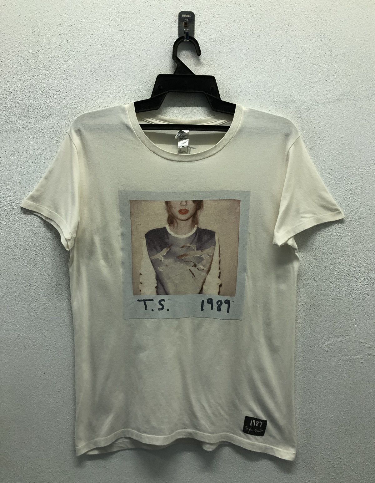 Vintage Truss Light Weight Taylor Swift The 1989 World Tour T-Shirt Size US M / EU 48-50 / 2 - 1 Thumbnail