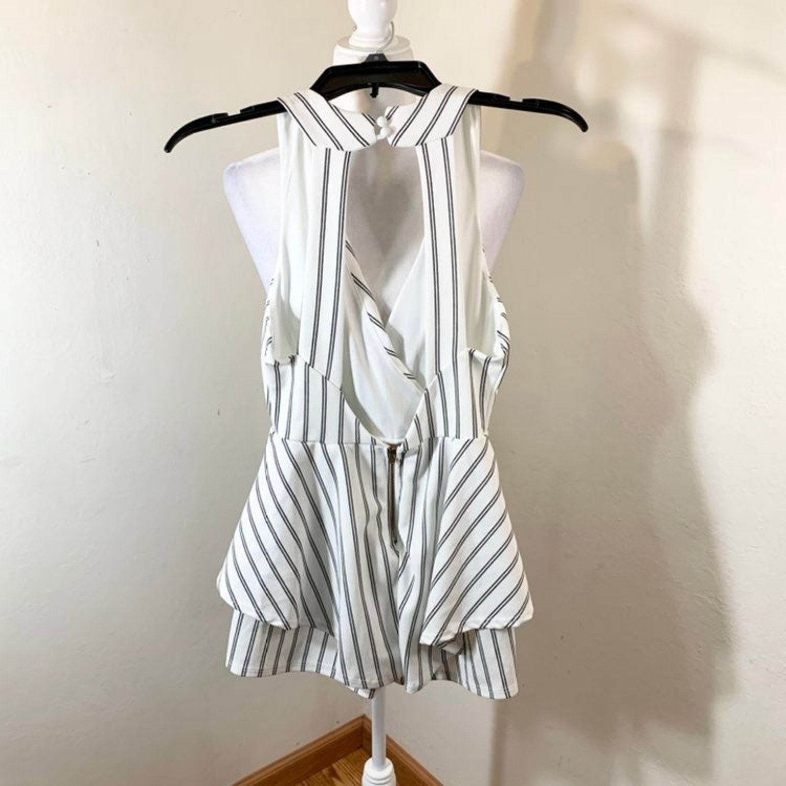 Other Cute white Striped Sleeveless jumpsuite size M Size 27" / US 4 / IT 40 - 7 Thumbnail