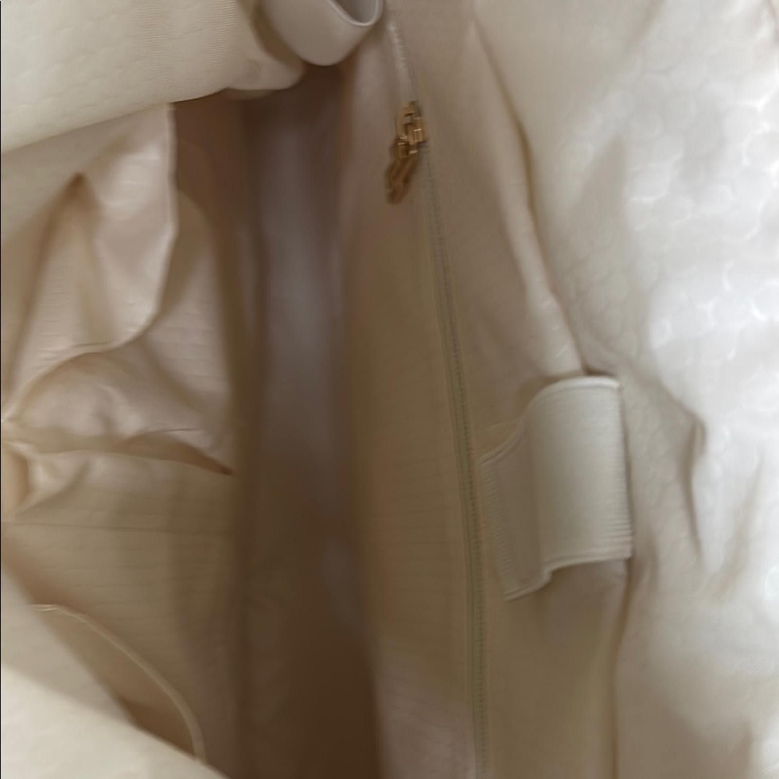 Designer Elegant White Quilted Tote with Gold Hardware Size ONE SIZE - 6 Thumbnail