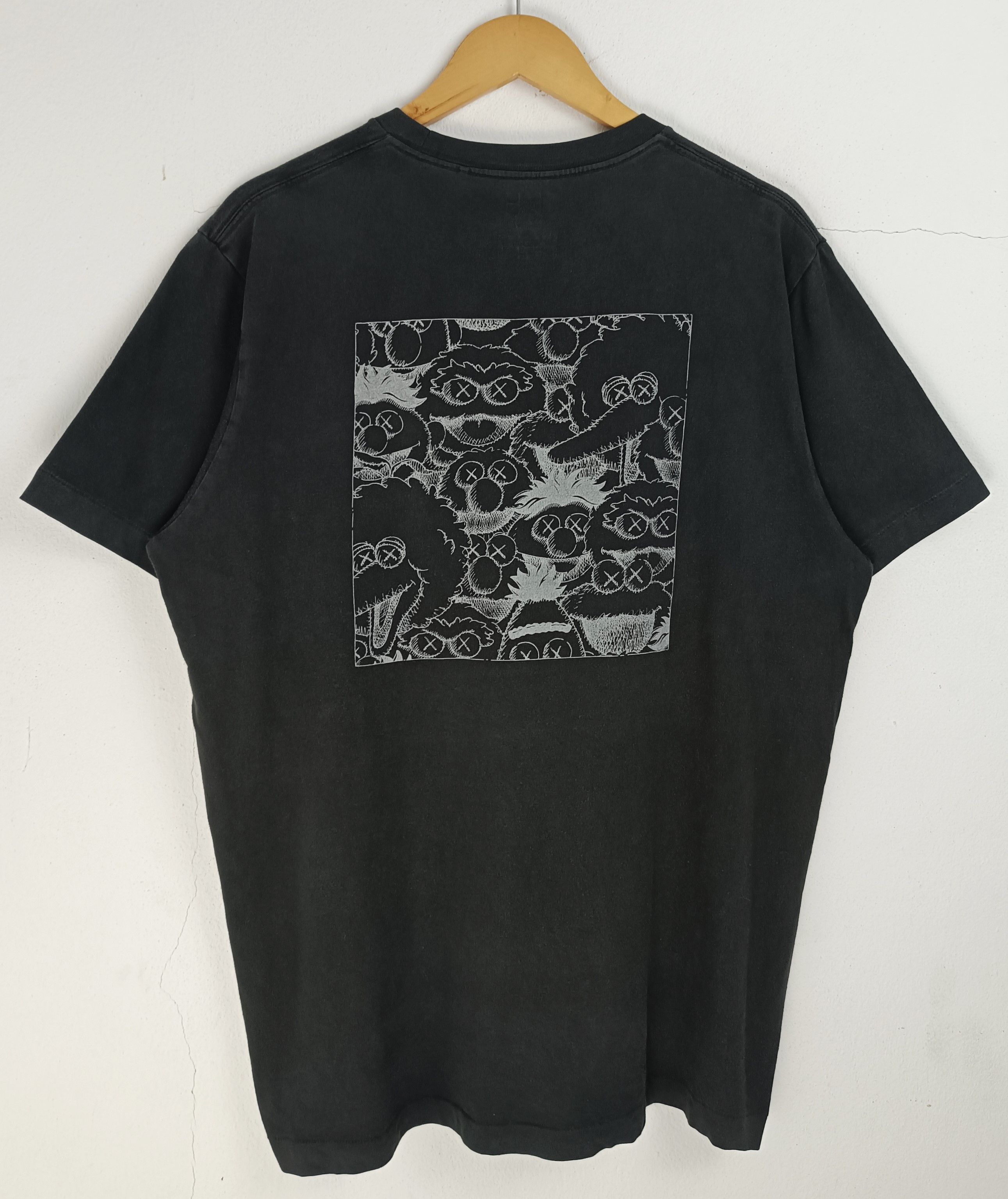 Kaws VINTAGE FADED KAWS X SESAME STREET POCKET TEE VERY RARE Size US L / EU 52-54 / 3 - 3 Thumbnail