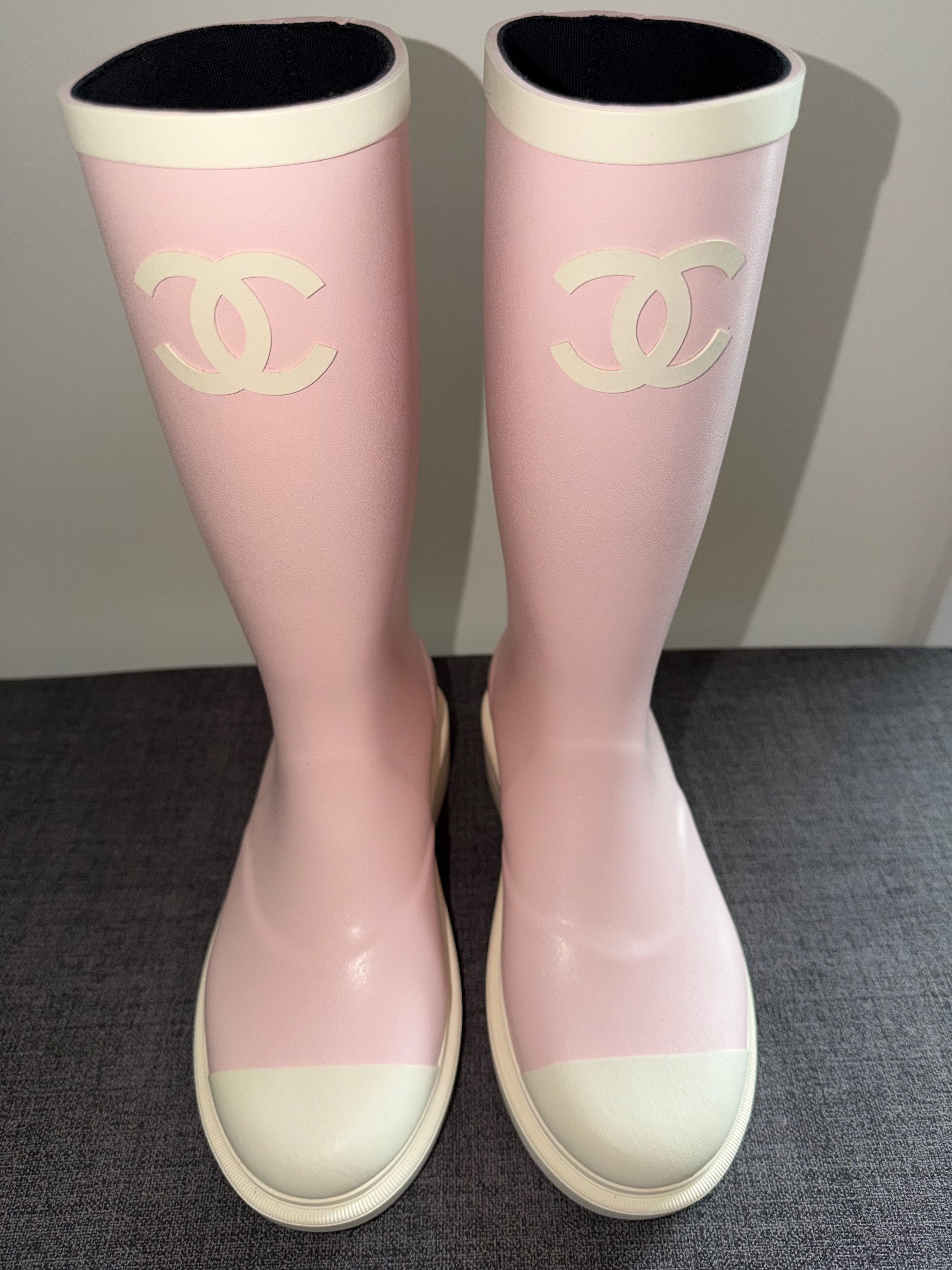 Chanel Chanel 26C White CC Logo High Pull On Rubber Rain Boots 39 Size US 9 / IT 39 - 19 Thumbnail