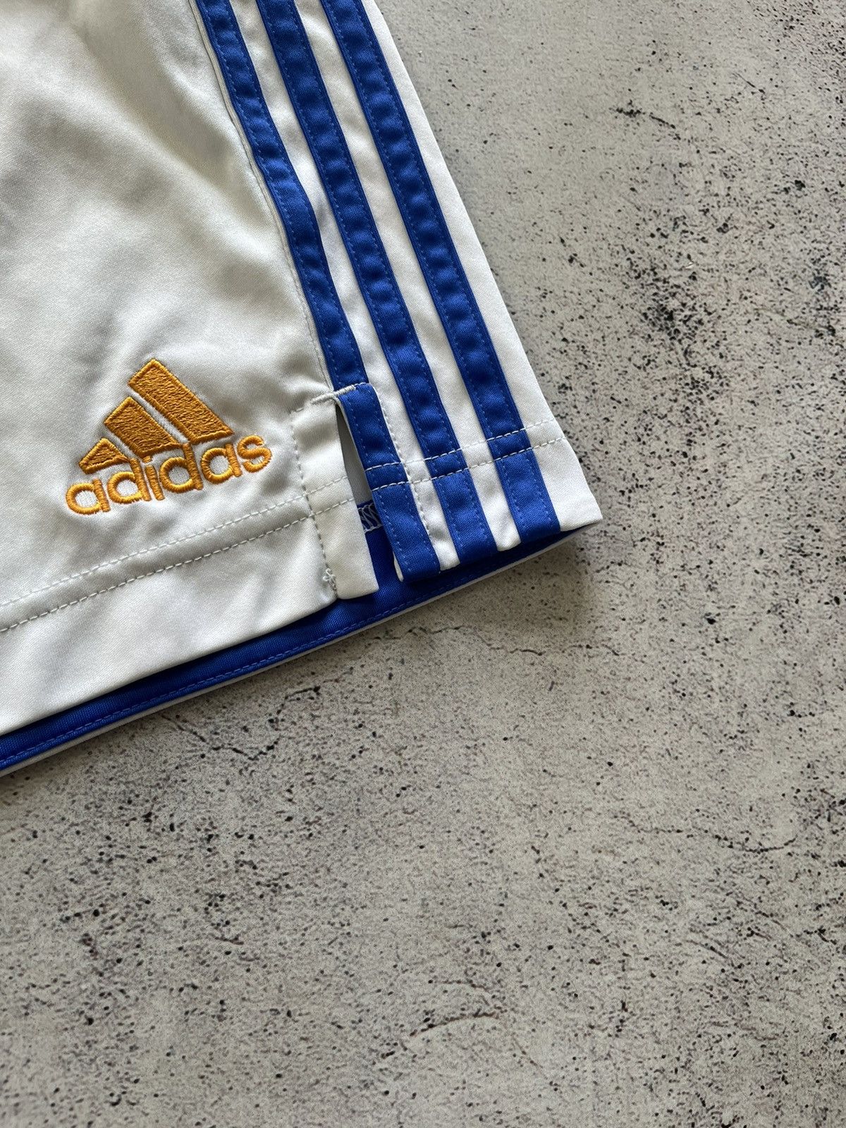 Adidas ADIDAS FC REAL MADRID HOME 2021/2022 FOOTBALL SHORTS SOCCER Size US 30 / EU 46 - 2 Thumbnail