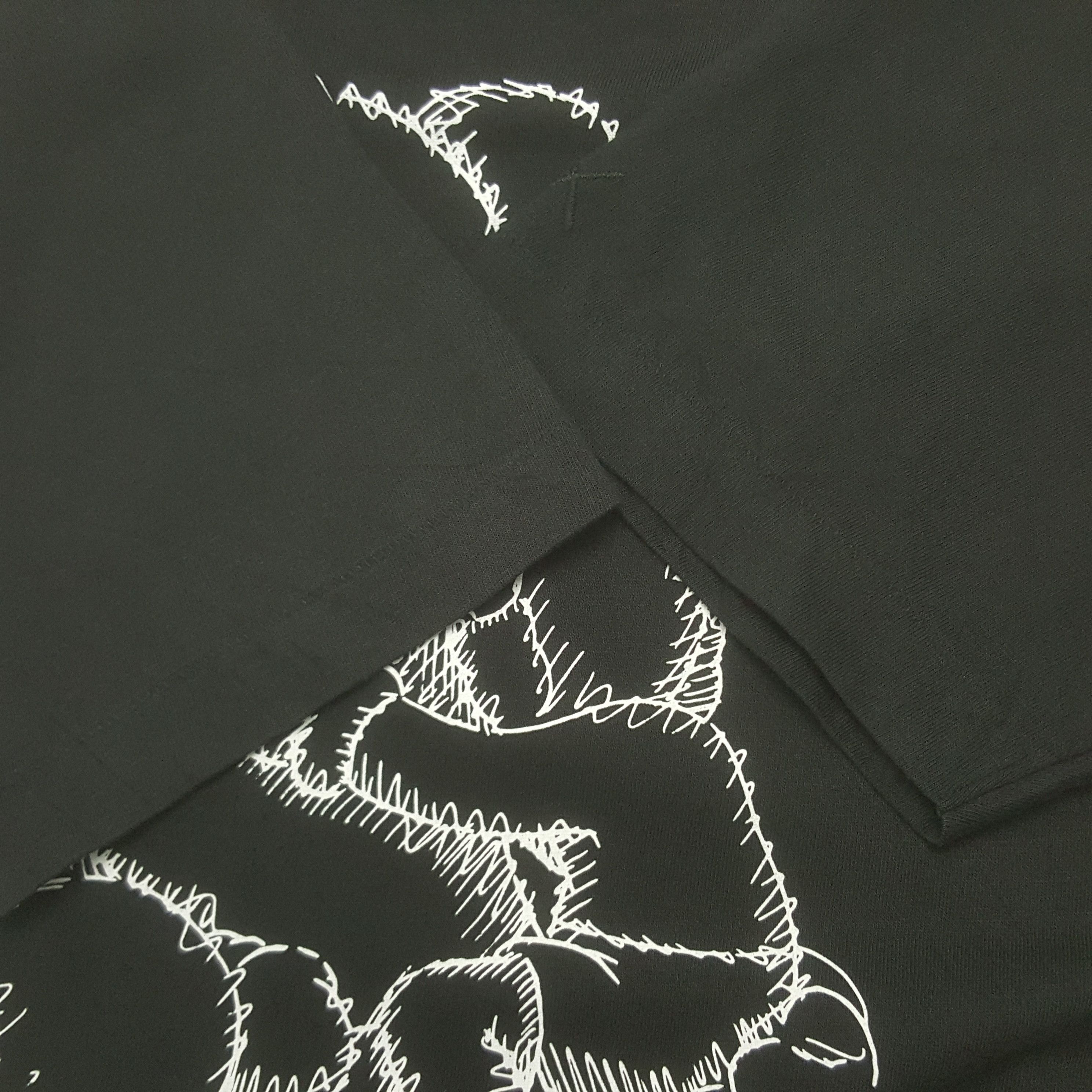 Kaws × Uniqlo × Vintage Vintage Kaws Big Logo Tshirt Size US M / EU 48-50 / 2 - 5 Thumbnail
