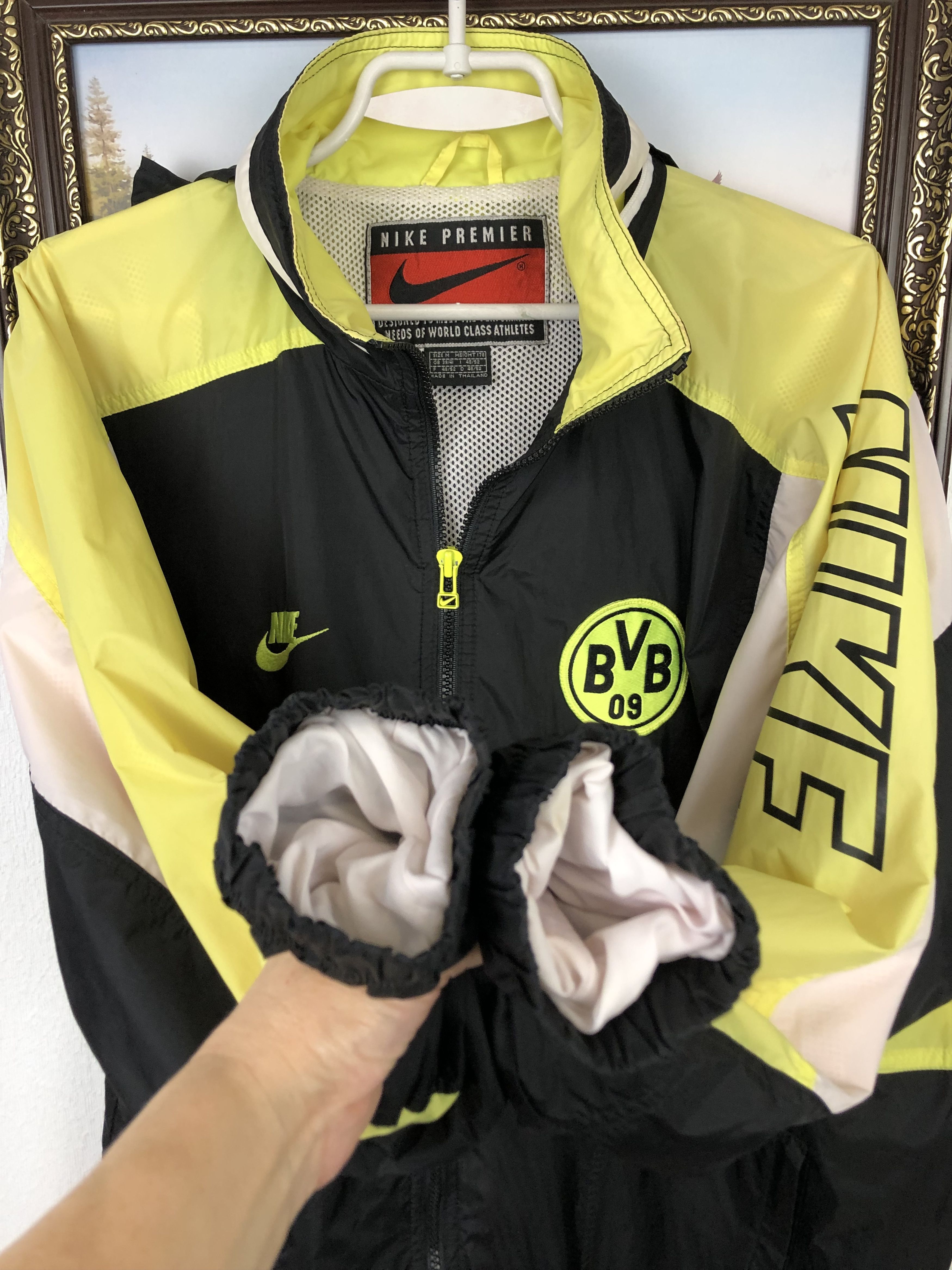 Nike Vintage Nike Borussia Dortmund Football Jacket Windbreaker Size US M / EU 48-50 / 2 - 8 Thumbnail