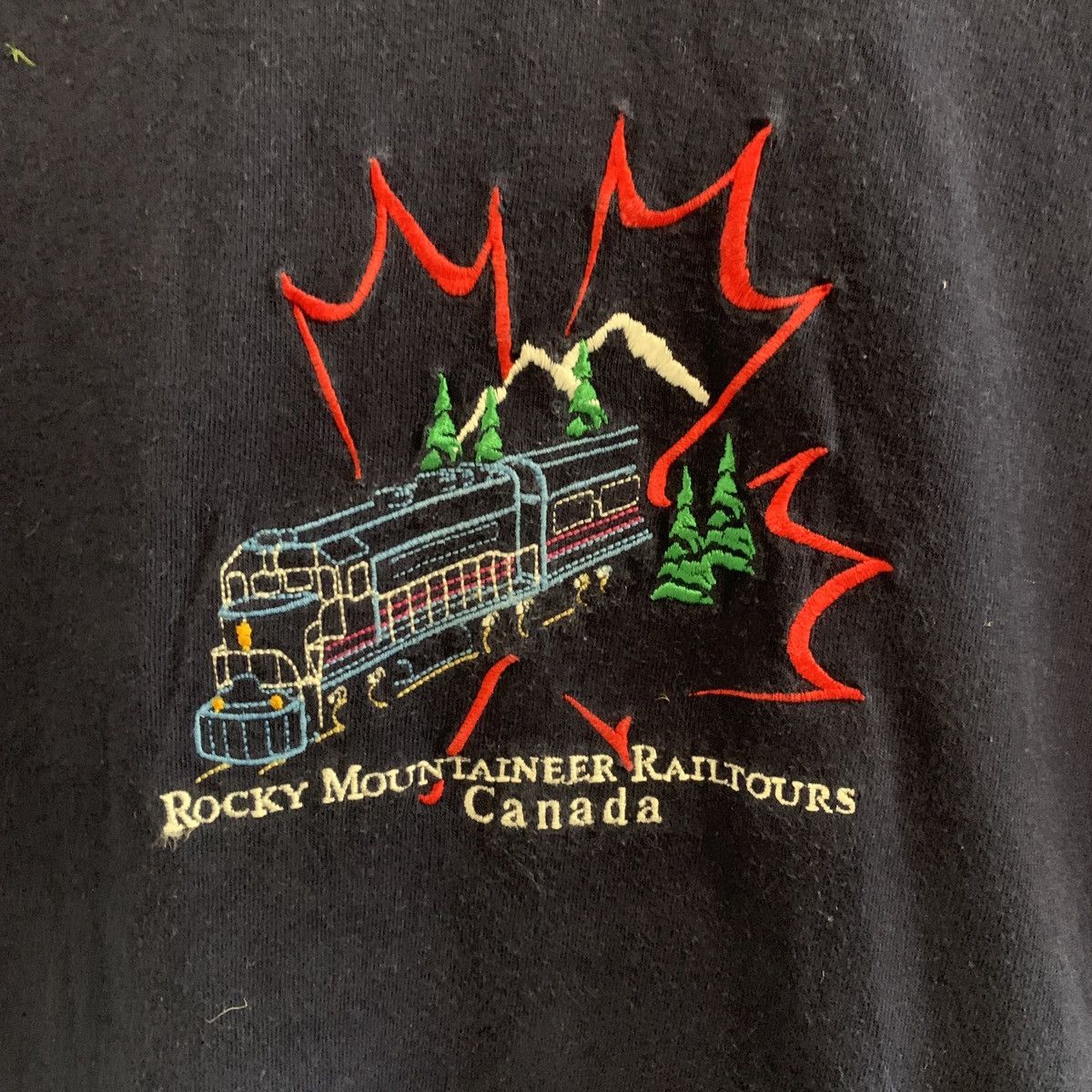 Fruit Of The Loom × Vintage Rocky Mountaineer Railtours Canada Embroidered Graphic Tee Size US M / EU 48-50 / 2 - 2 Thumbnail