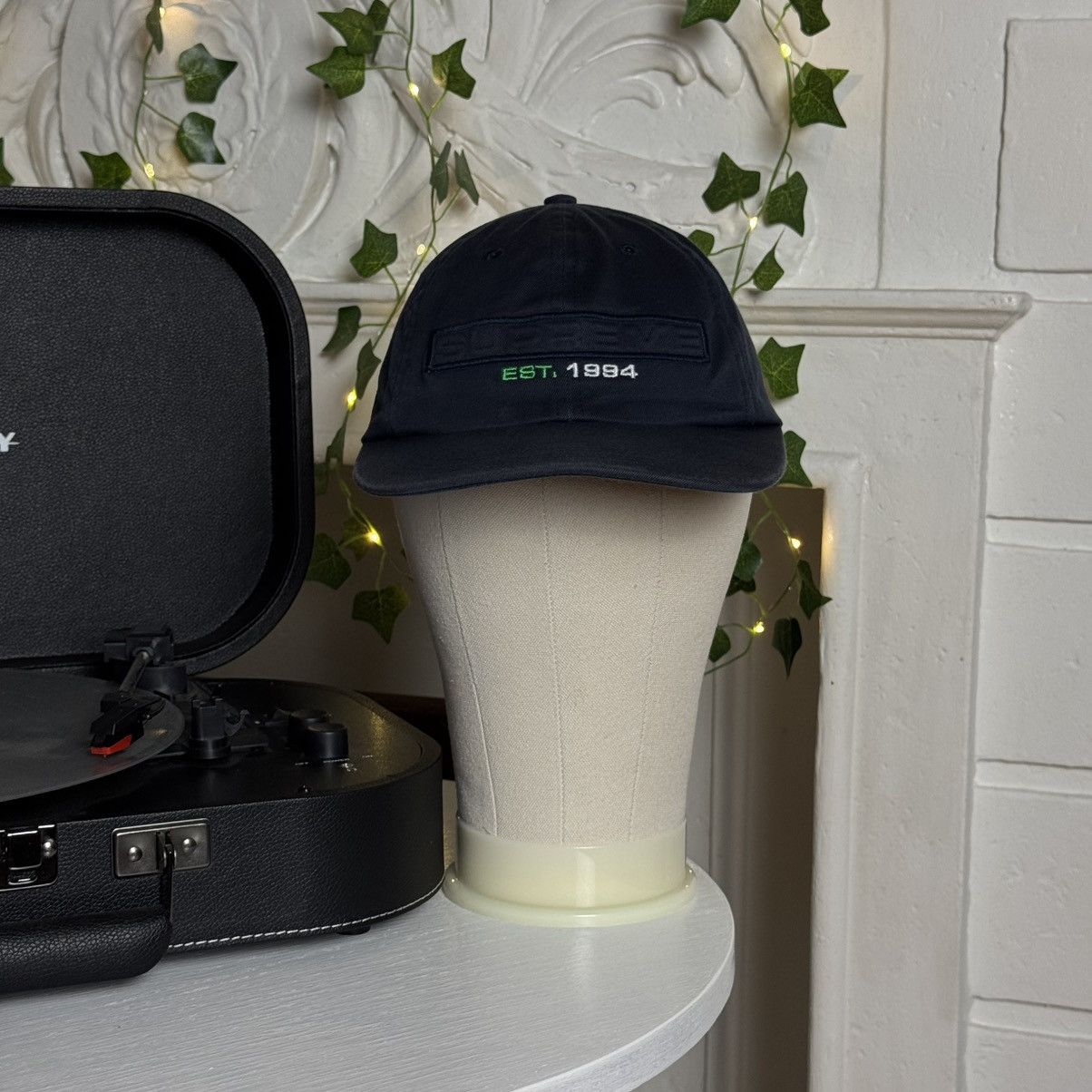 Supreme SUPREME Embossed Logo 6 Panel Hat Cap NAVY Size ONE SIZE - 2 Thumbnail