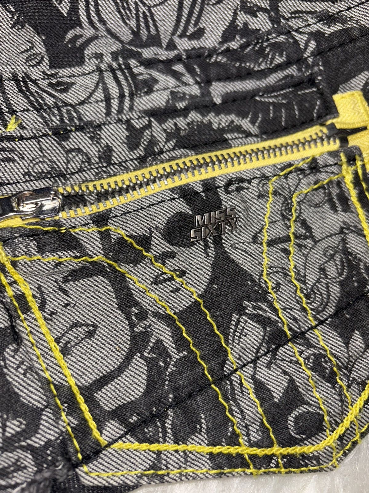 Miss Sixty × Vintage Miss Sixty Y2K Pop Art Micro Shorts - Size 25 Size 25" / US 0 / IT 36 - 3 Thumbnail