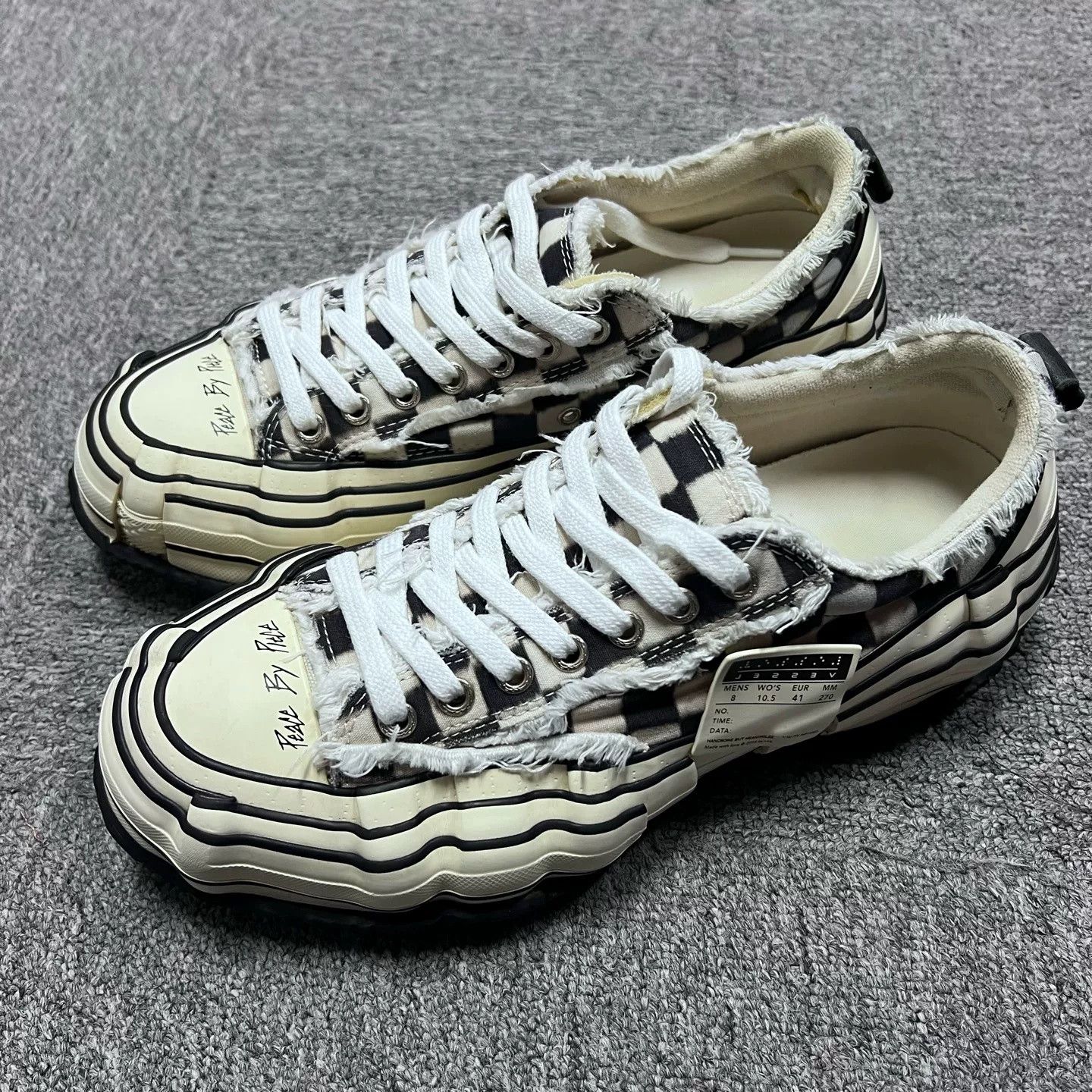 xVESSEL XVessel est Black White Distressed Pixel Low-Top Size US 5 / EU 37 - 1 Thumbnail