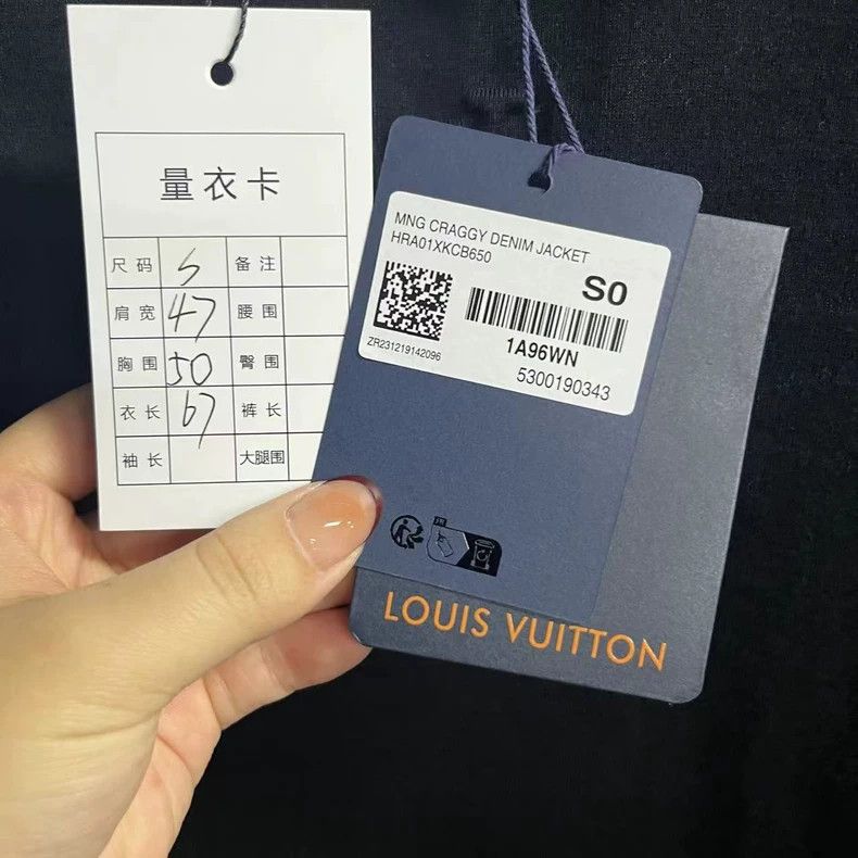 Louis Vuitton Louis Vuitton Black cotton embossed short sleeve T-shirt Size US S / EU 44-46 / 1 - 5 Thumbnail