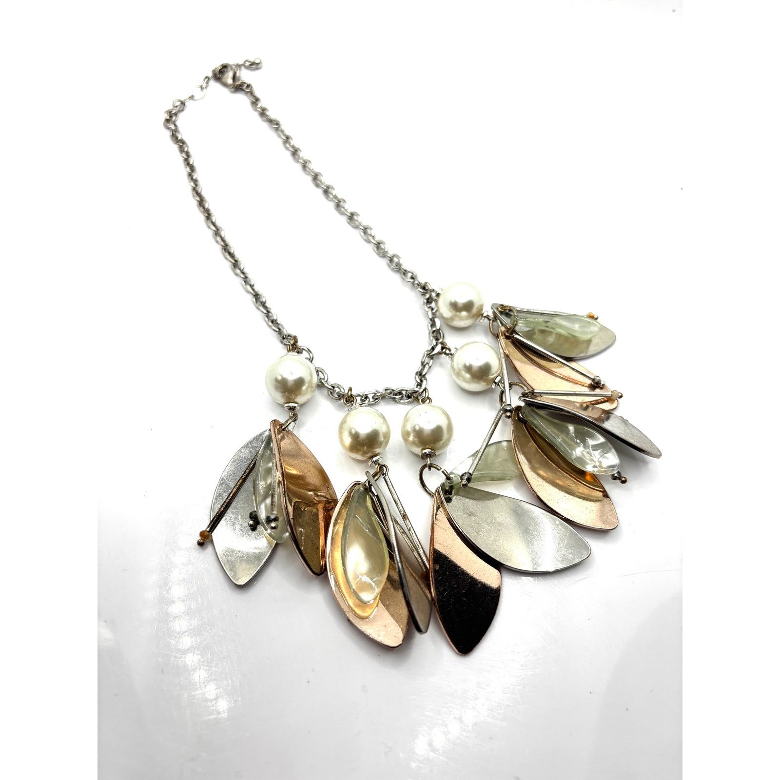 Express EXPRESS Women's Faux Pearl Tri-Color Leaf Chain Necklace Size ONE SIZE - 4 Thumbnail