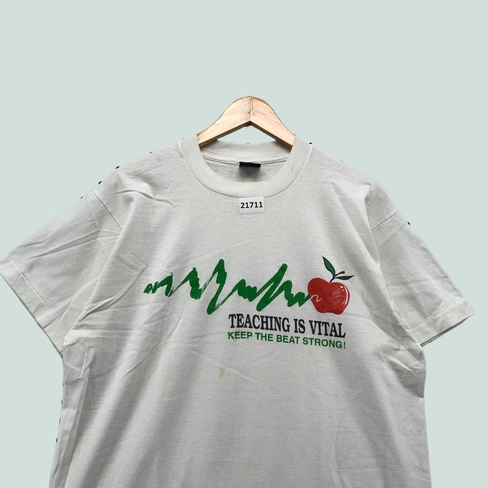 Fruit Of The Loom Vintage Teacher Shirt White Single Stitch Teaching Is Vital Mens Large 21.5x27 Size US L / EU 52-54 / 3 - 1 Thumbnail
