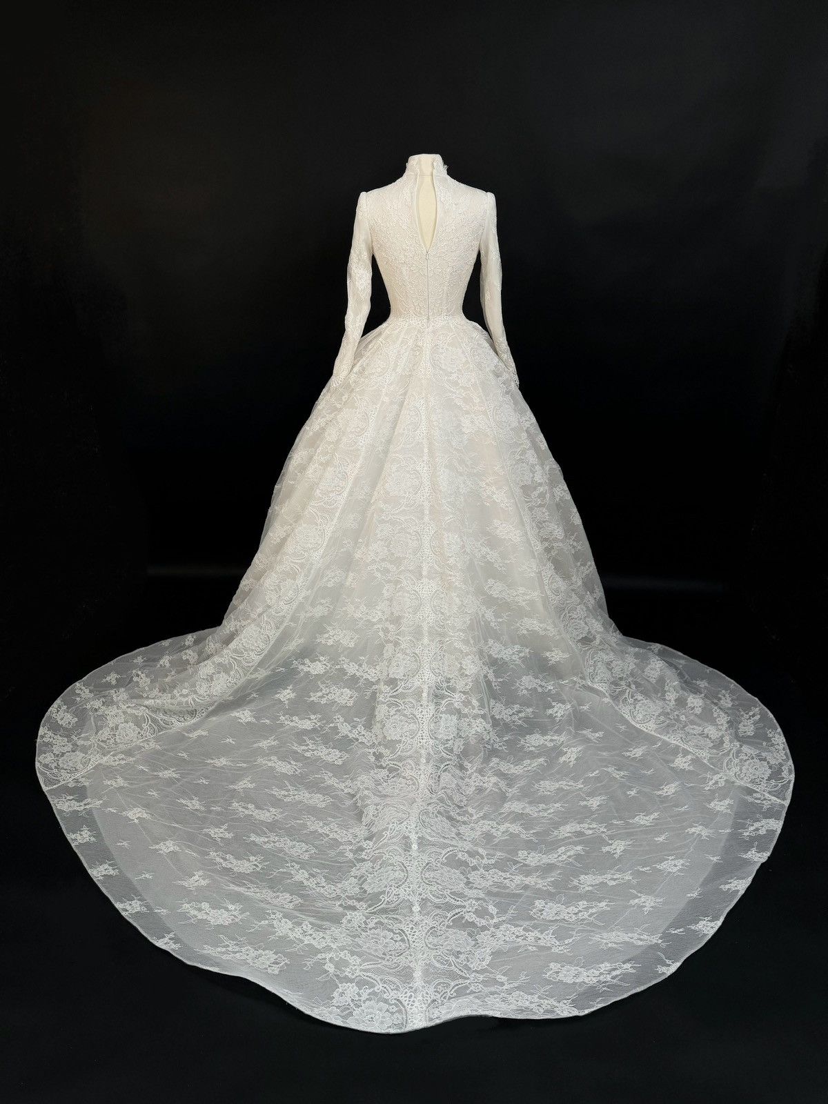 Other Preloved US 6 Anna Augusta French Corded Lace Bridal Gown Size M / US 6-8 / IT 42-44 - 9 Thumbnail