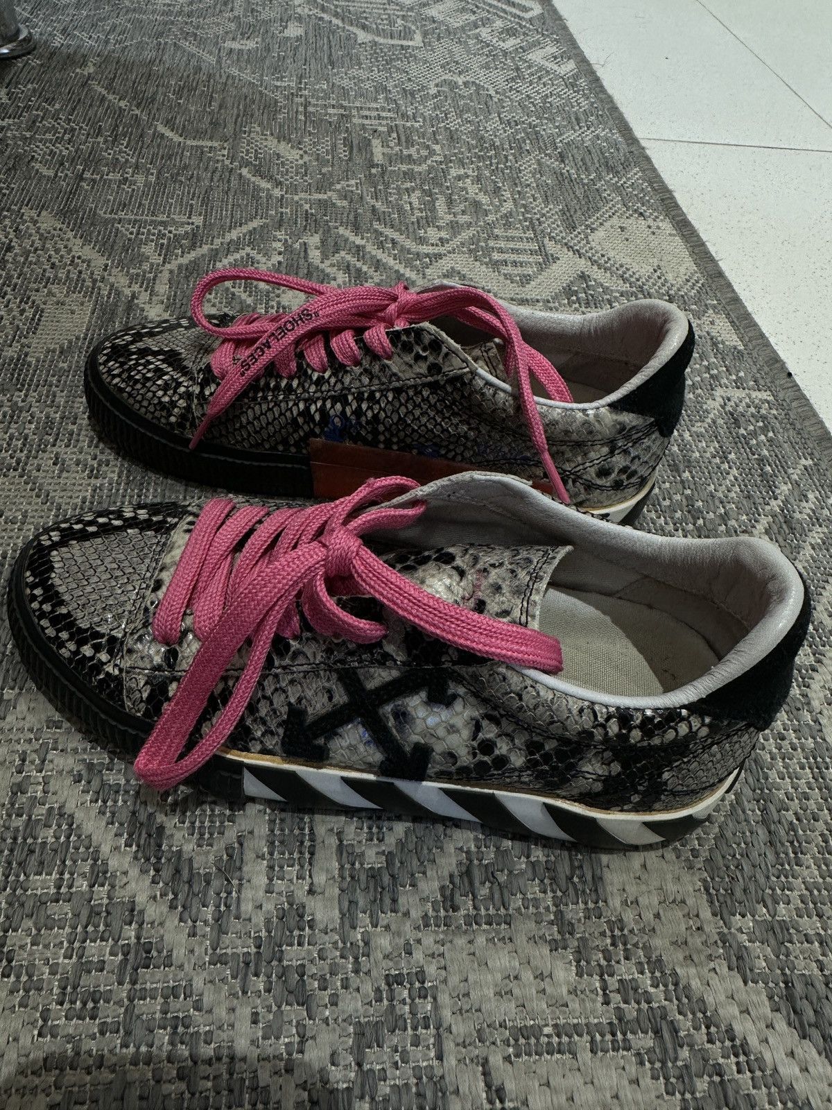 Off-White Off-White c/o Virgil Abloh New Arrow Vulcanized Low Sneakers Size US 7 / IT 37 - 2 Thumbnail