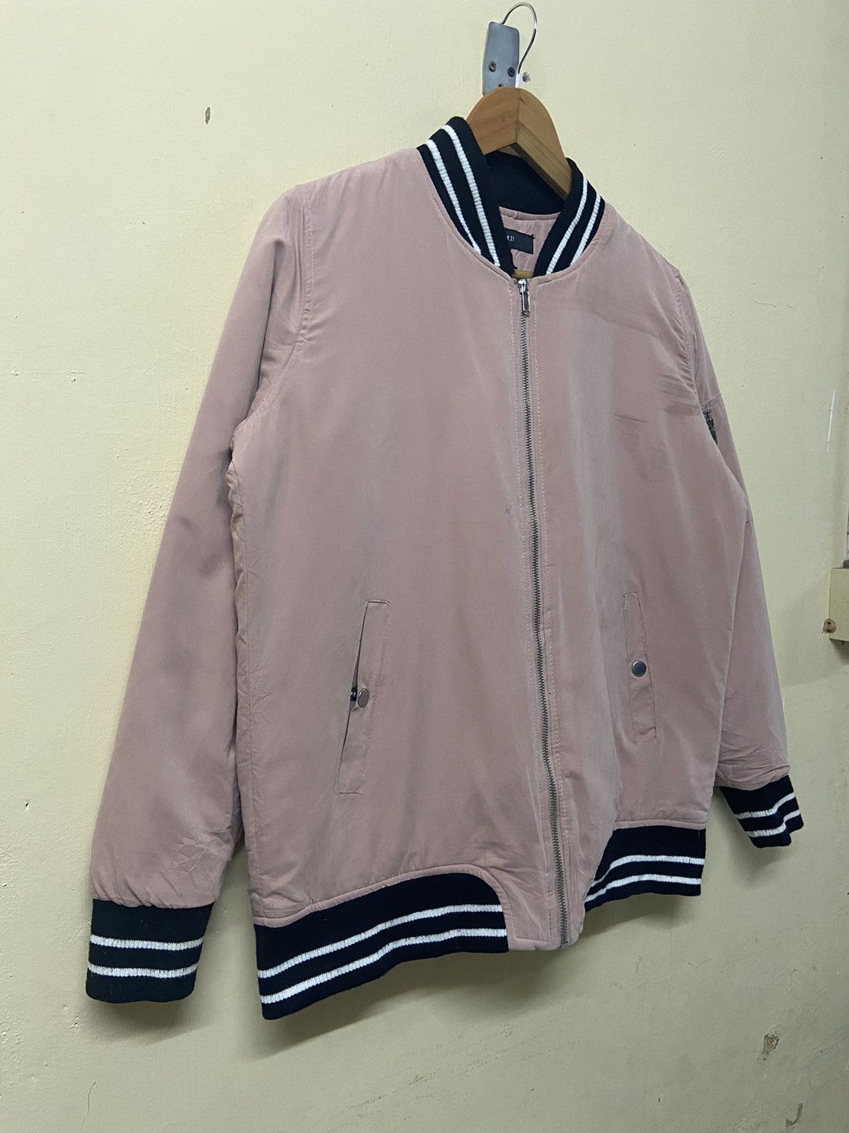 Forever 21 Forever 21 Hello Embroidered Graphic Bomber Size M / US 6-8 / IT 42-44 - 2 Thumbnail
