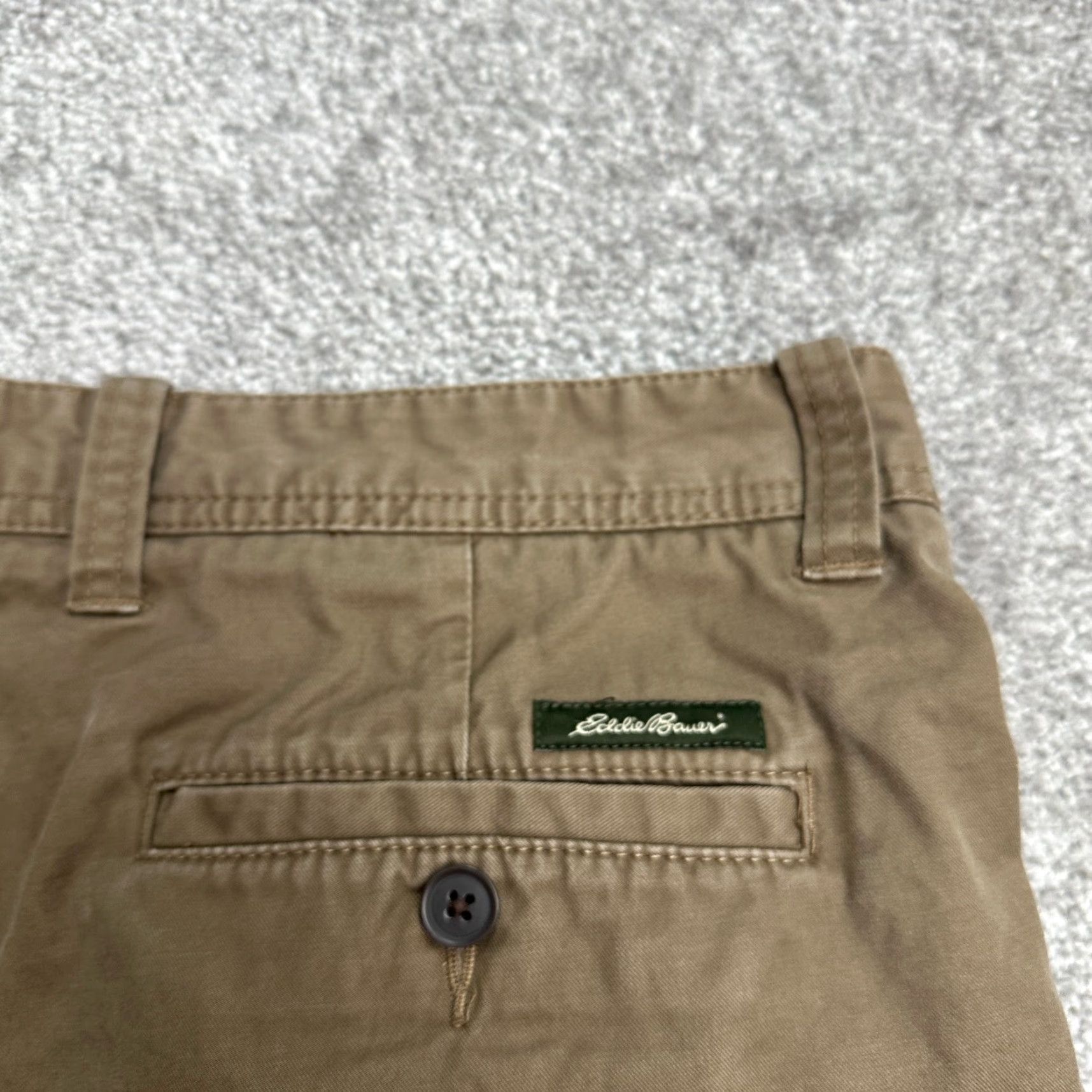 Eddie Bauer Eddie Bauer Chino Shorts Mens 35 Brown Pleated Front 100% Cotton Casual Outdoor Shirt Bag? Size US 35 - 4 Thumbnail