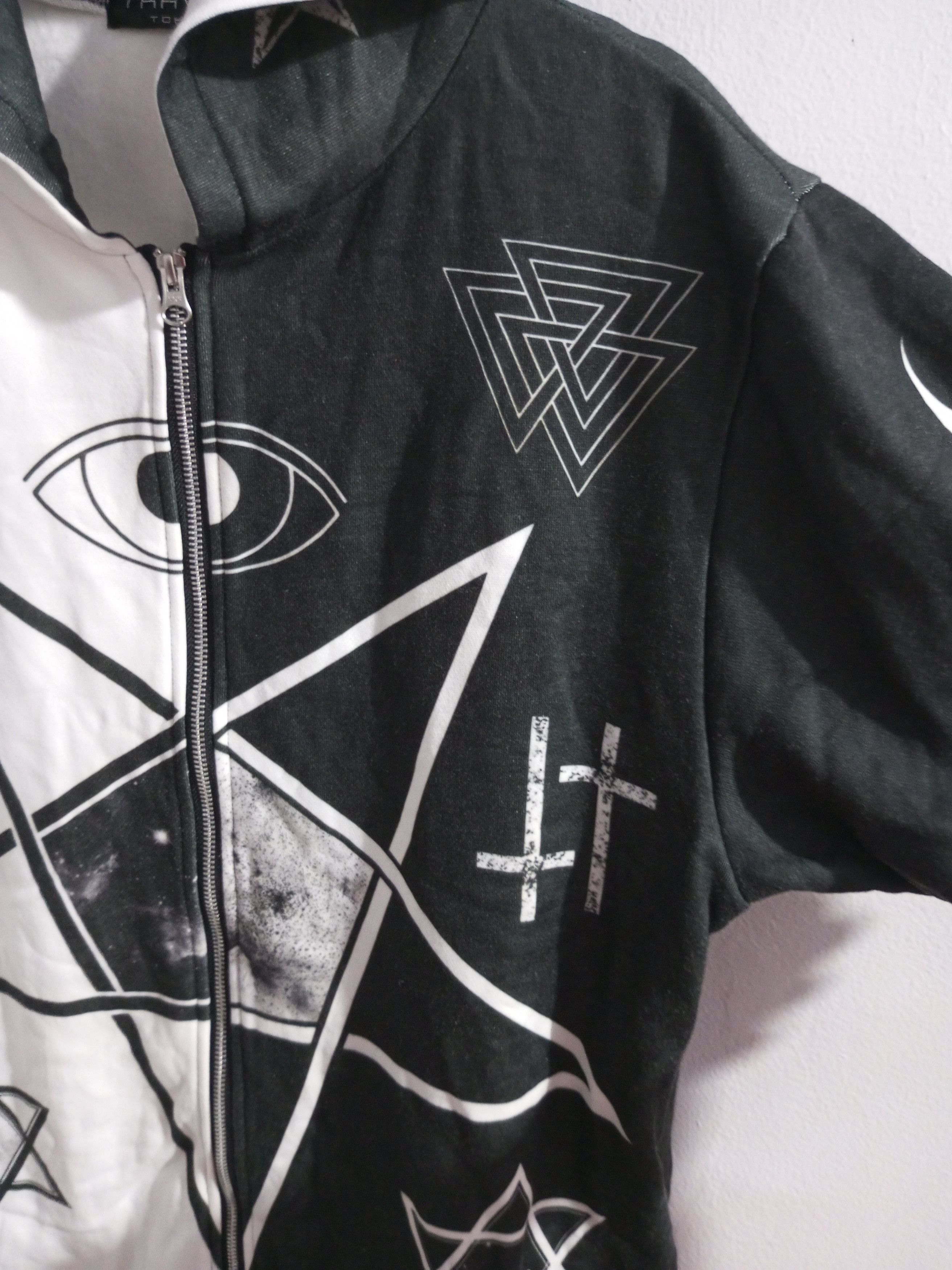 Japanese Brand Travas tokyo illuminati cross hoodie Size US L / EU 52-54 / 3 - 9 Thumbnail