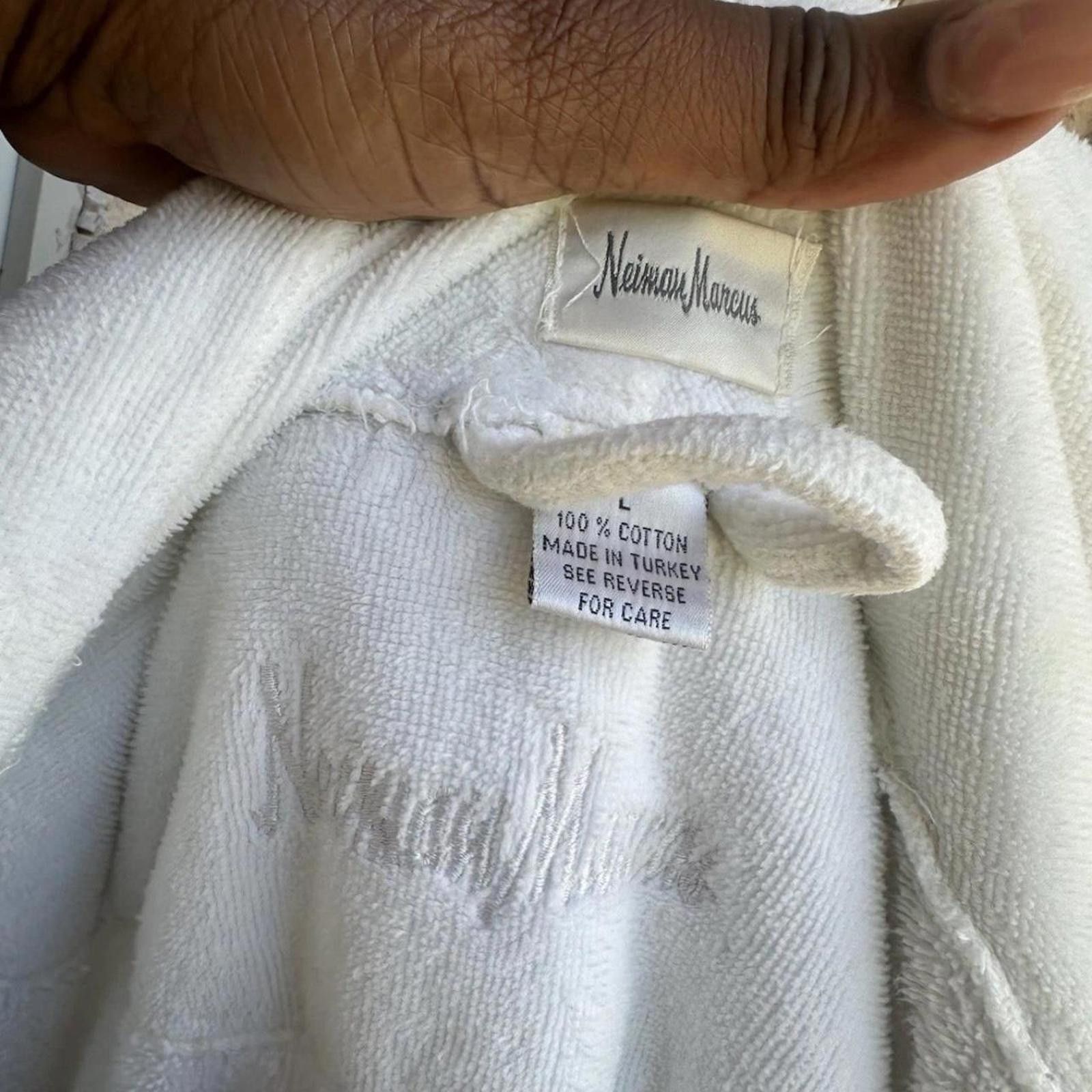 Neiman Marcus Neiman Marcus Women's White Rob Size ONE SIZE - 4 Thumbnail