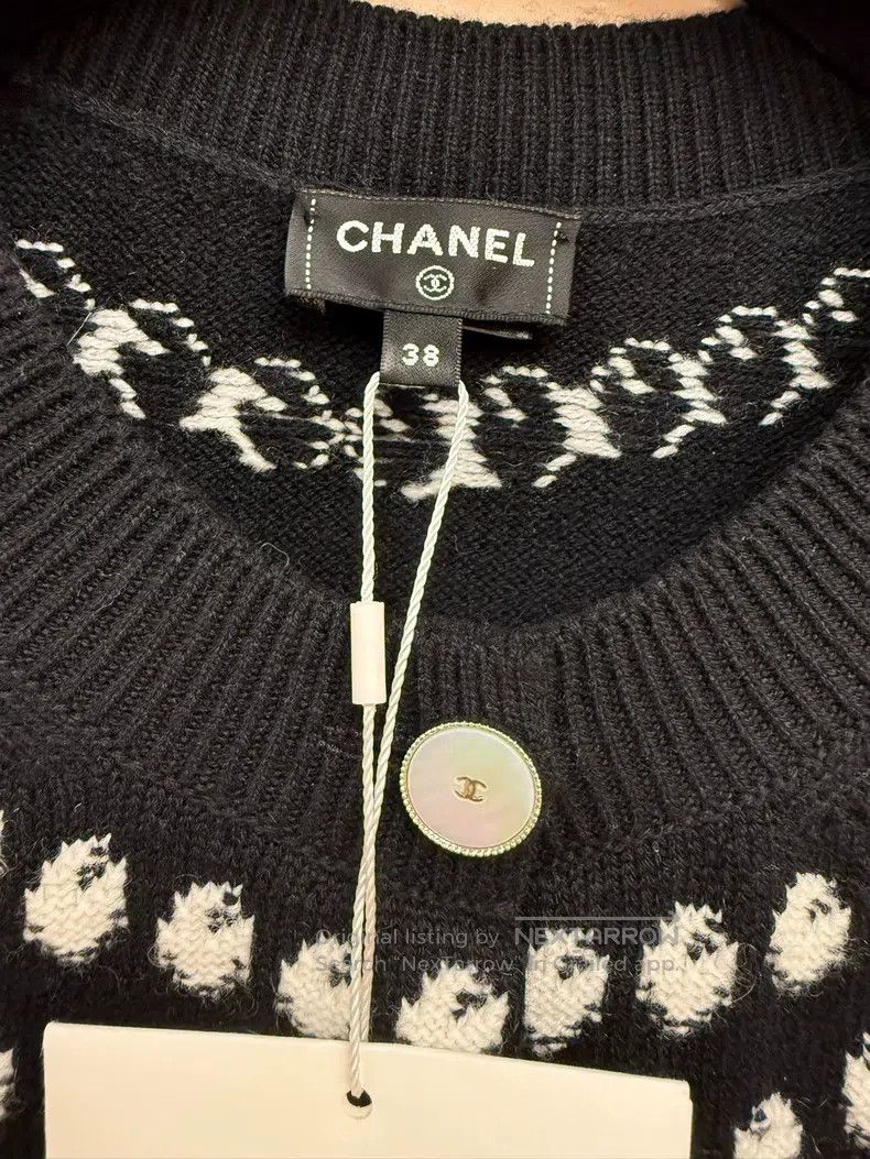 Chanel Chanel 25P black mother-of-pearl buckle cashmere cardigan Size XS / US 0-2 / IT 36-38 - 2 Thumbnail