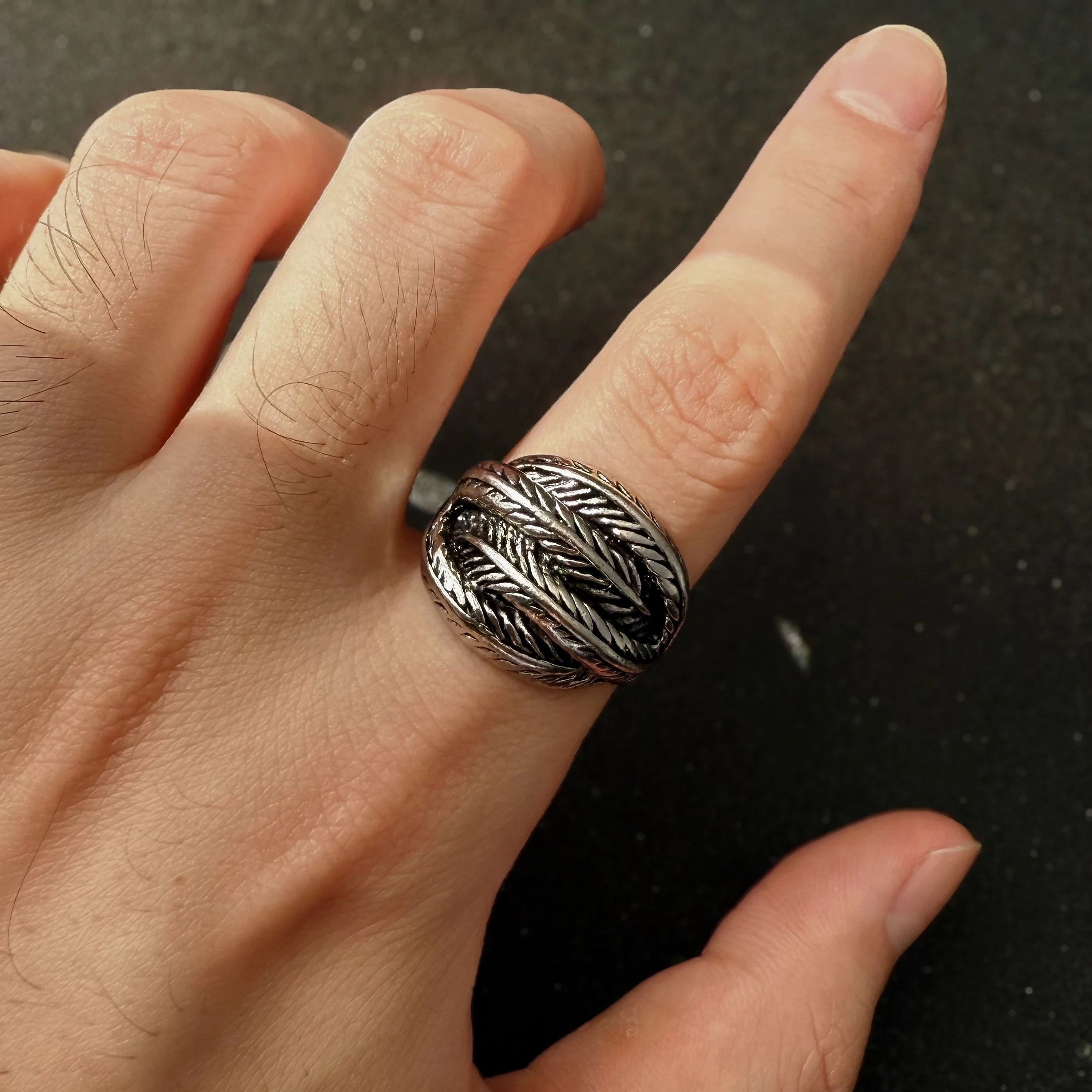 Vintage Retro Overlapping Feather Ring Size ONE SIZE - 1 Thumbnail
