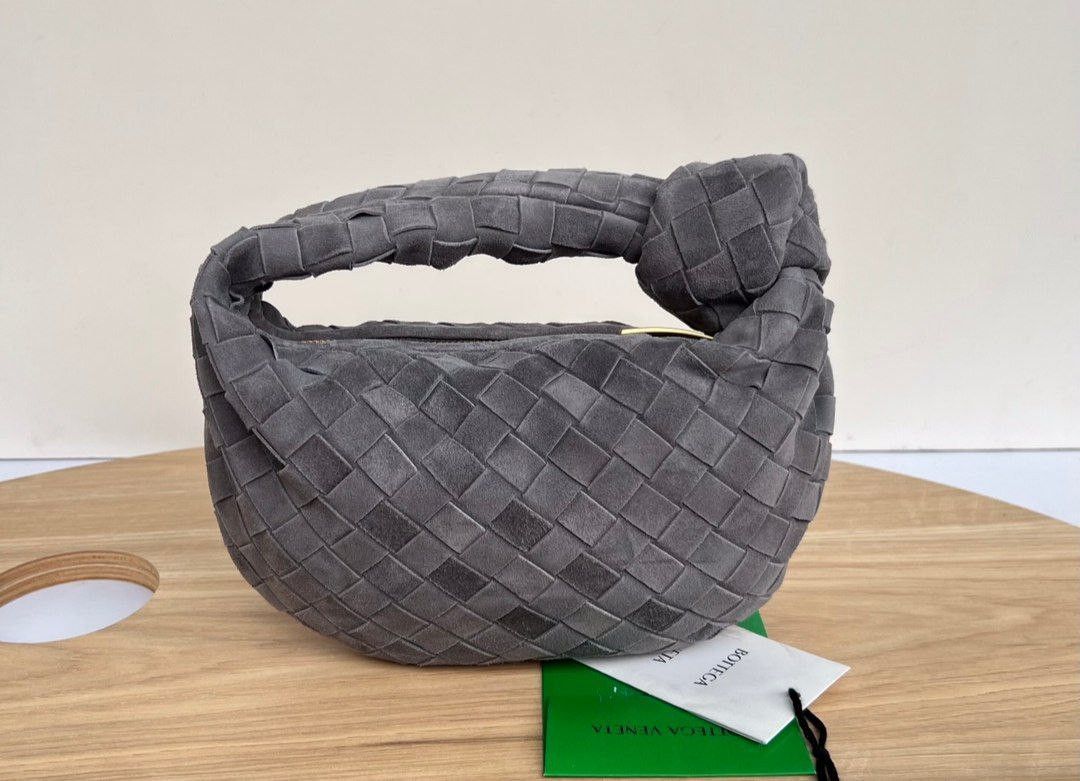 The Bottega Veneta Jodie Mini is crafted