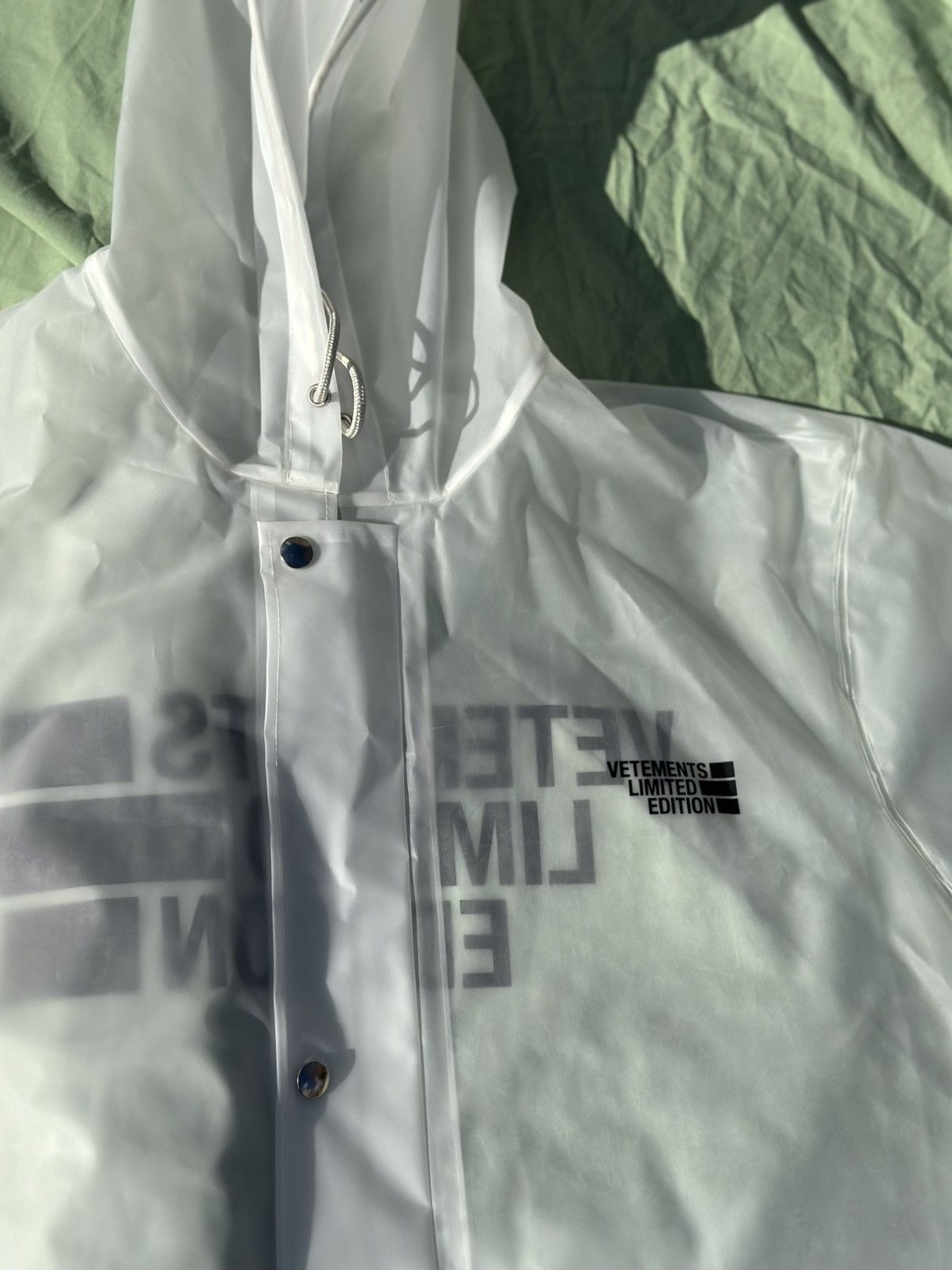 Vetements Vetements Limited Edition transparent raincoat Size US XXL / EU 58 / 5 - 10 Thumbnail