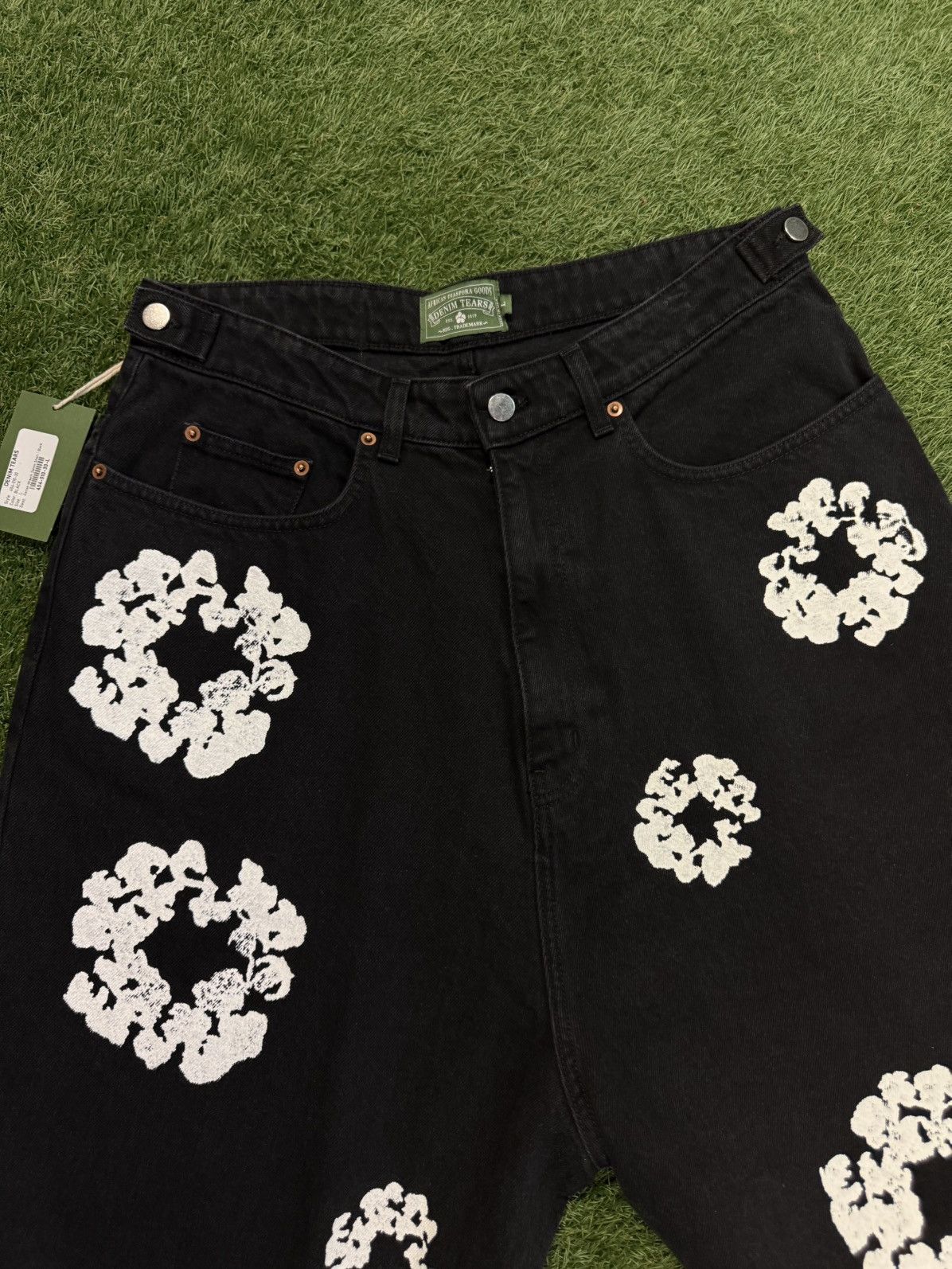 DENIM TEARS Denim Tears Cotton Wreath Shorts Balck Size L (NEW) Size US 29 - 4 Thumbnail