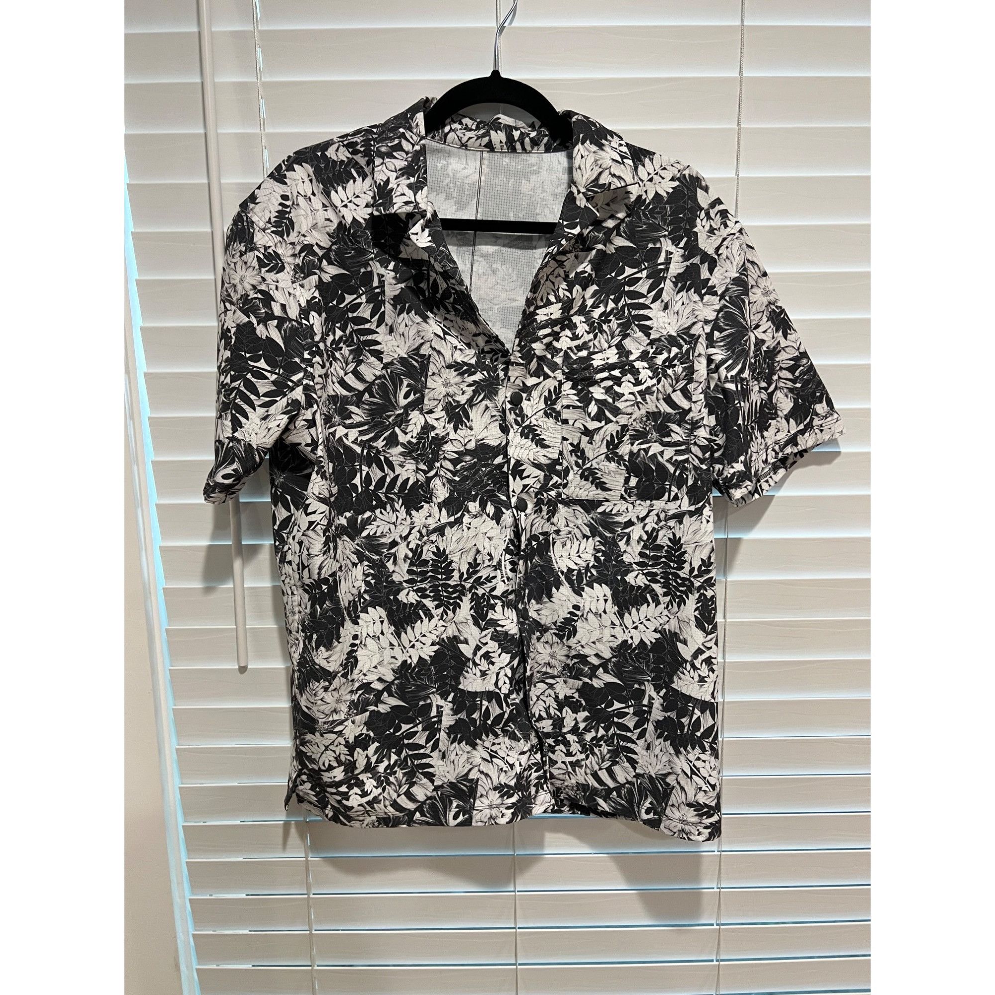 Lululemon Lululemon Short Sleeve Button Up Shirt - Size L Size US L / EU 52-54 / 3 - 2 Thumbnail