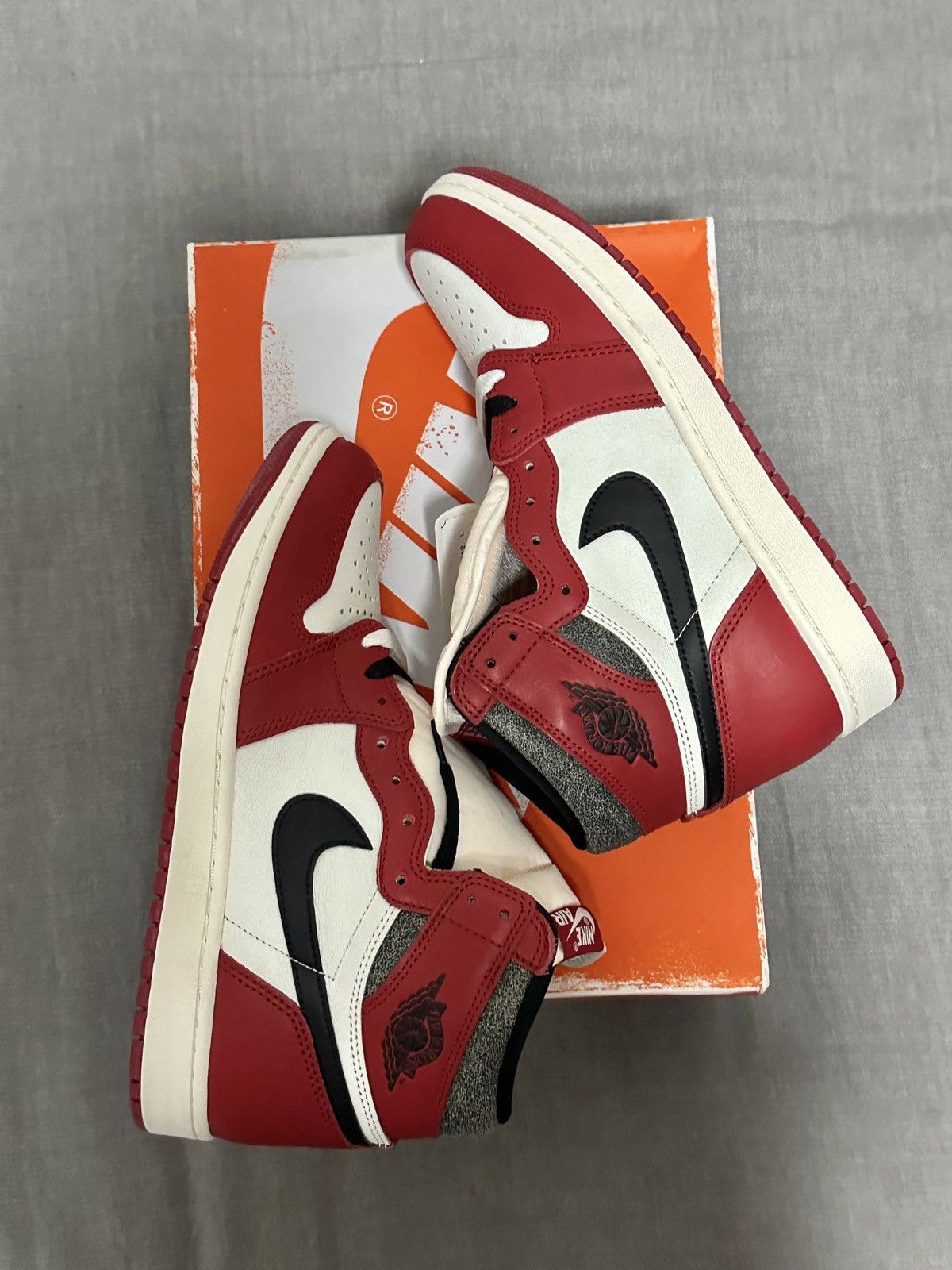 Jordan Brand × Nike Jordan 1 Retro High OG Chicago Lost and Found size 9.5 Size US 9.5 / EU 42-43 - 4 Thumbnail